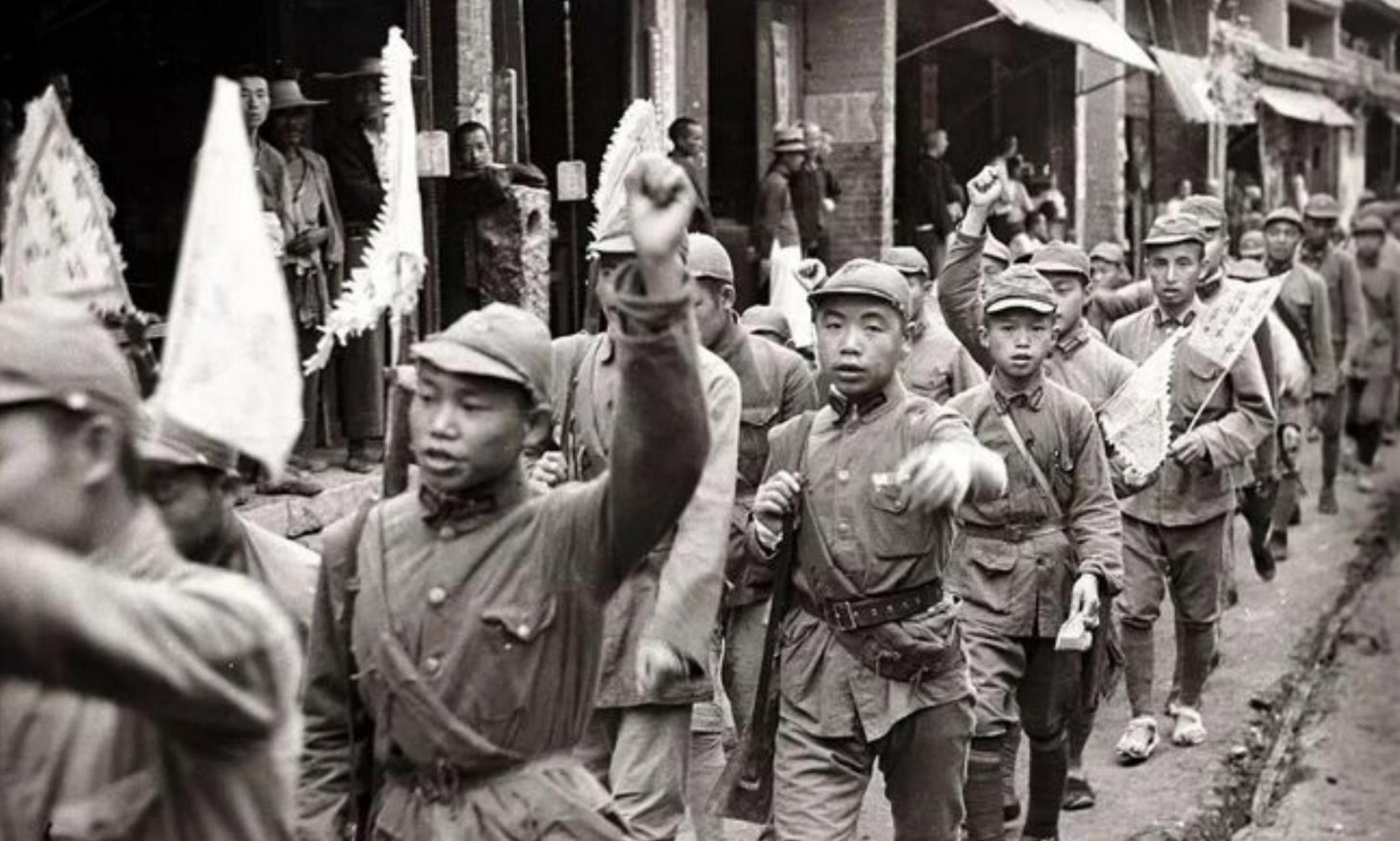 军政委忍着剧痛,赶忙对警卫员说:"快,快,把季总指挥请来.