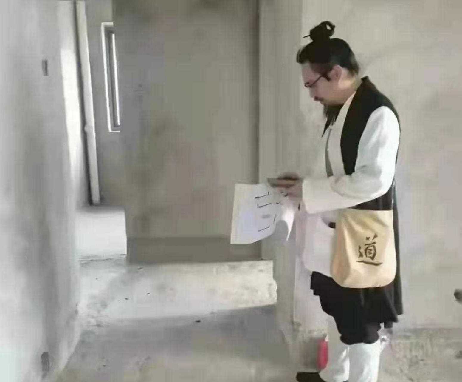 装修前请风水师傅看房,这波操作你们见过没?[?