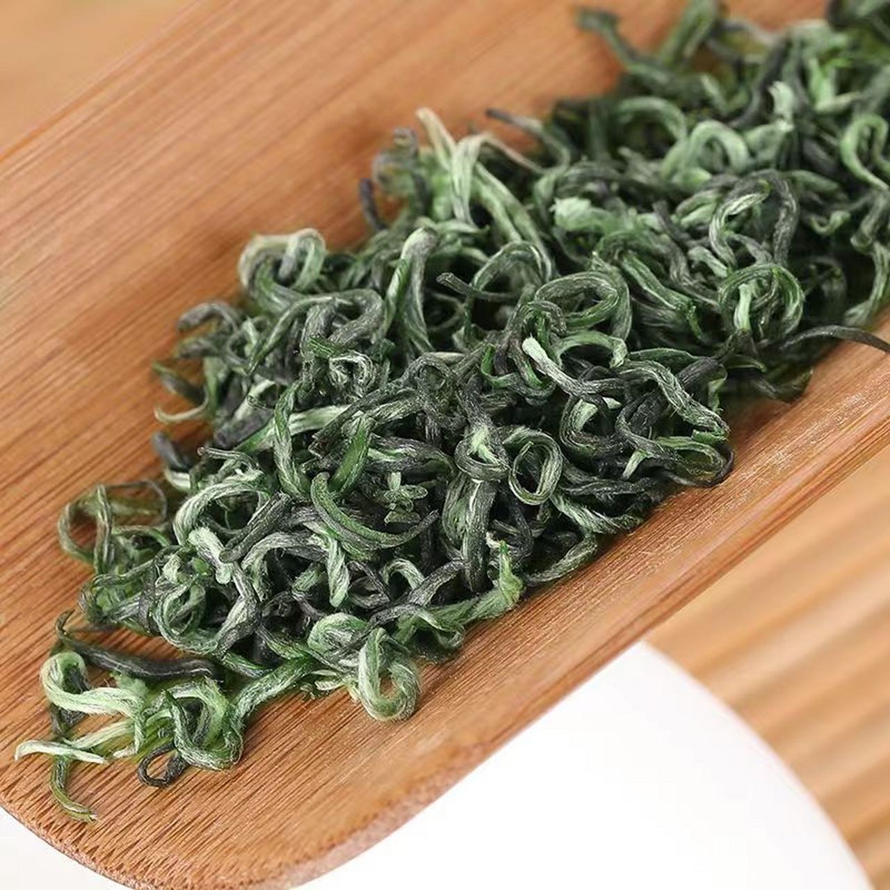 因茶树常年生长在崇山峻岭之上,云雾缭绕之中,所以被称为"云雾茶".