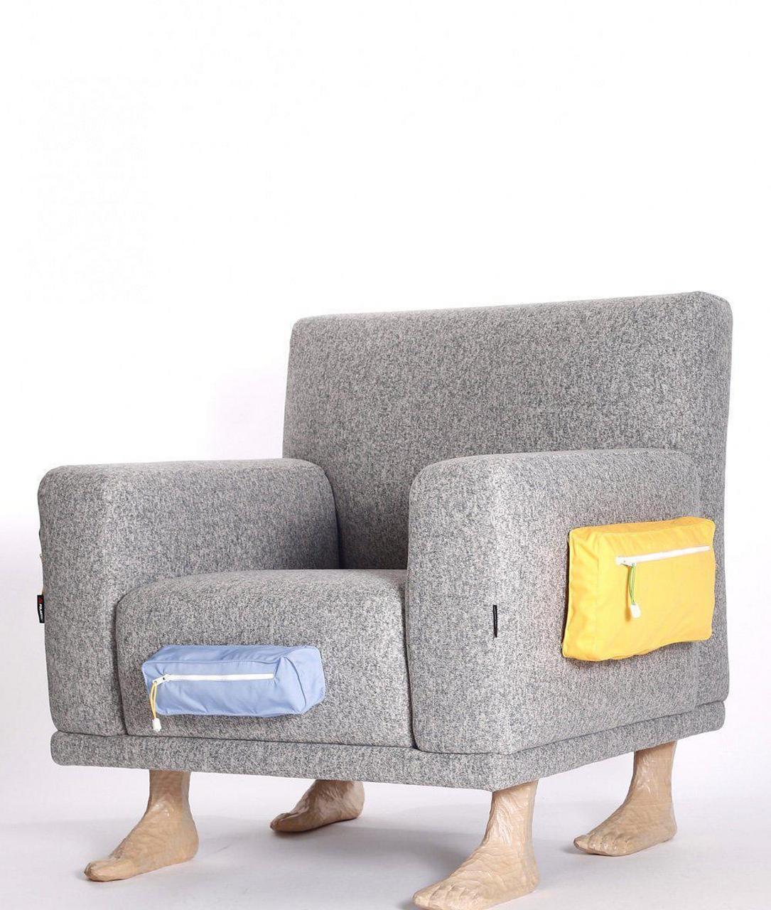 意大利品牌lc23最新创意,将传统的沙发腿换成了木雕的人脚模型,再给