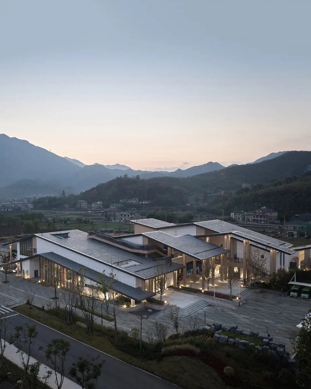 折顶相山-游客中心设计1  余村位于浙江省湖州市安吉县天荒坪镇,是"