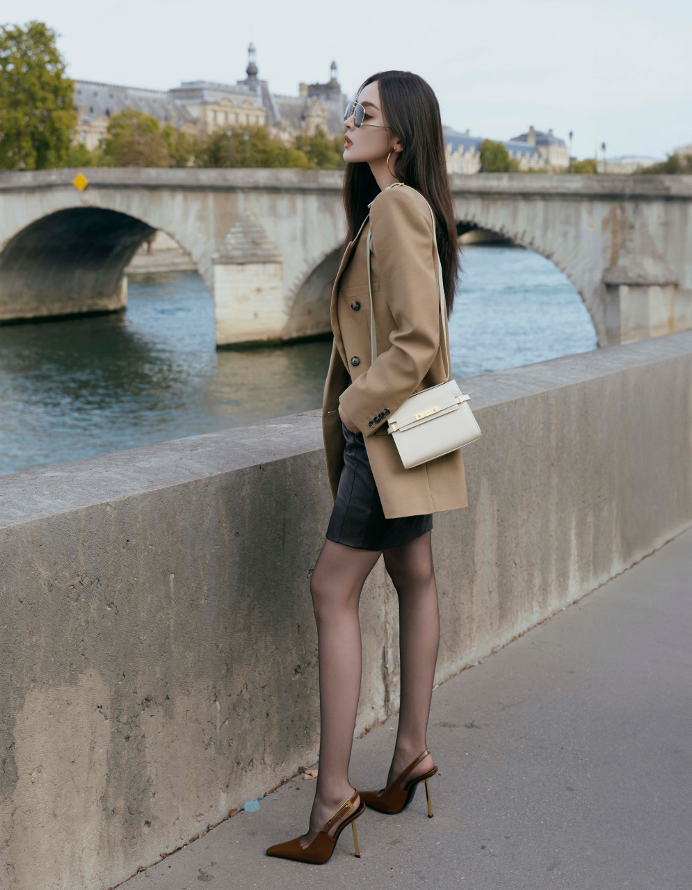 古力娜扎的丝袜腿太绝了,ol风尽显摩登时尚!