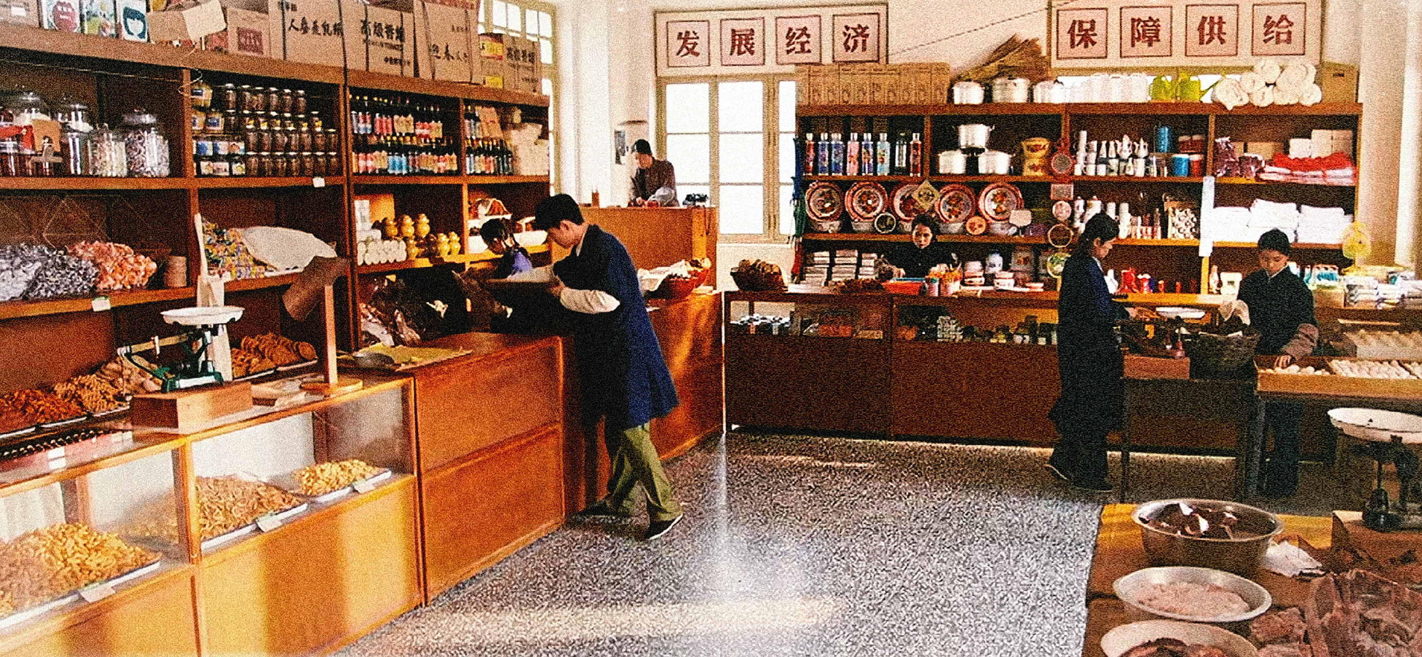 看到了一张老照片,是肖春生当年在供销社打工的日子,甚至还有了一场"