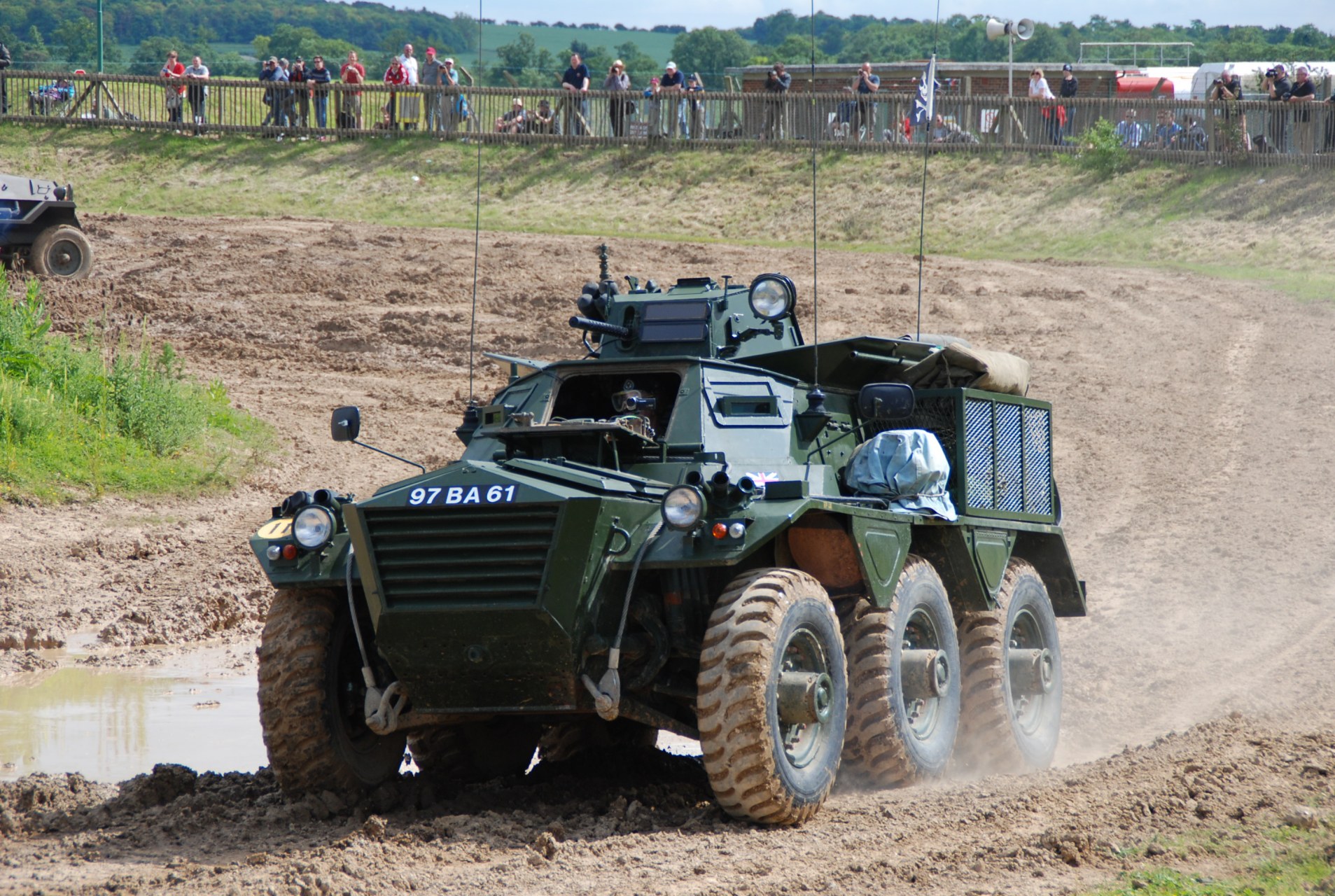 英国阿尔维斯萨拉森(fv603)装甲人员输送车.