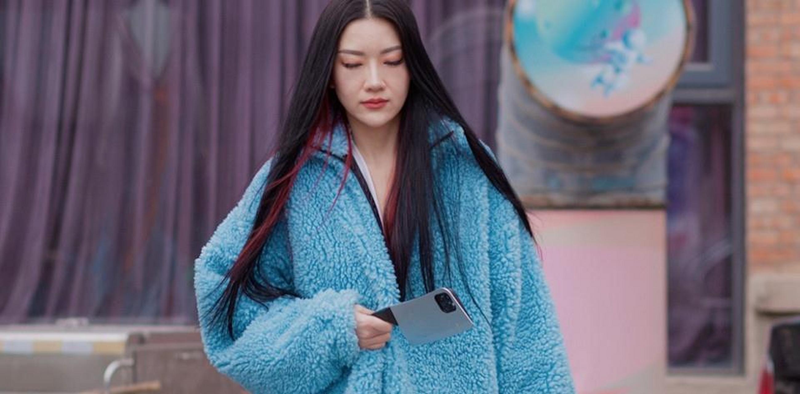 模特小姐姐长靴秀美腿真地道,手拿菜刀为哪般?