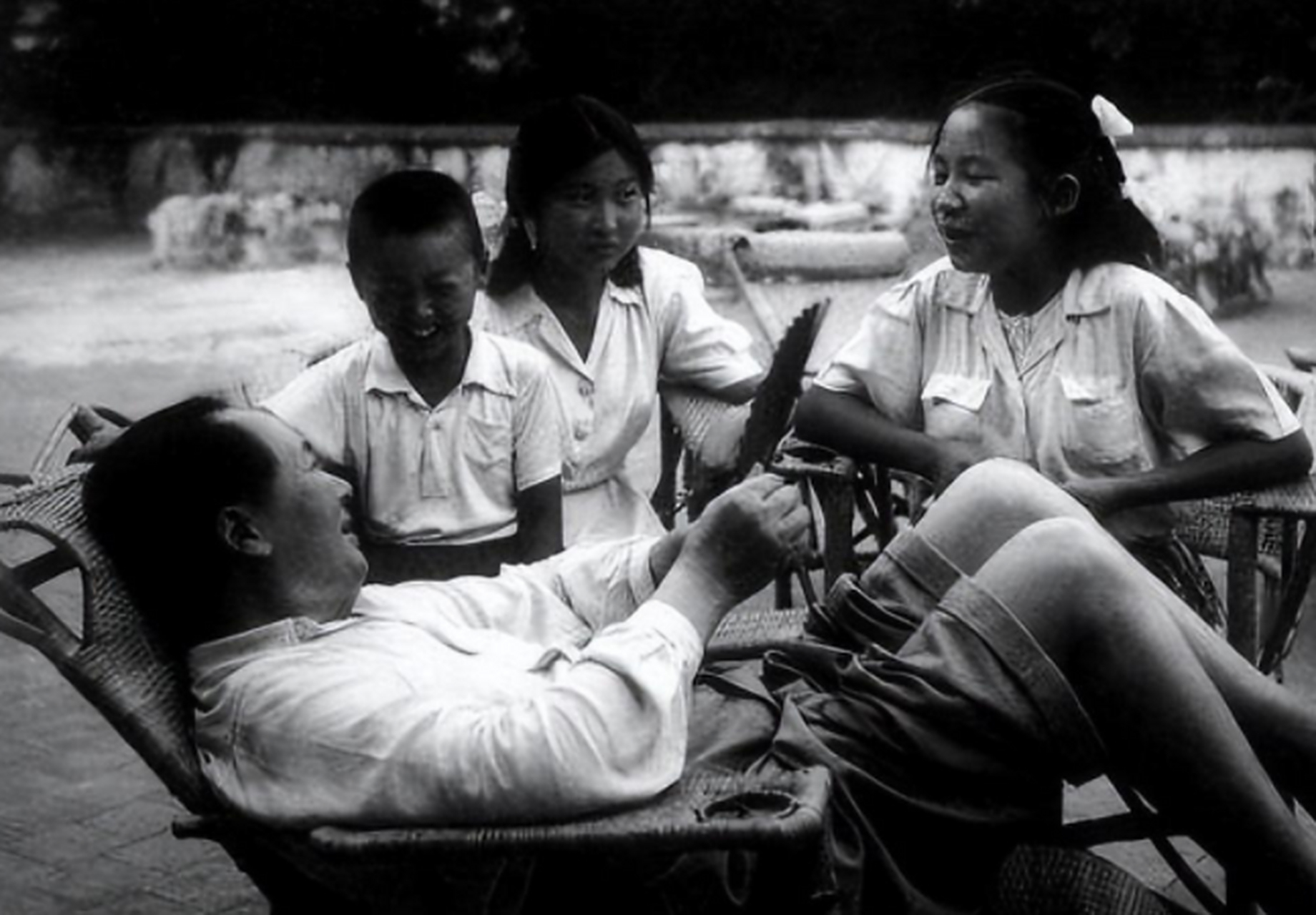 1953年,李敏参加文艺表演,上台前被李云露阻拦:娇娇,你等一下 李敏