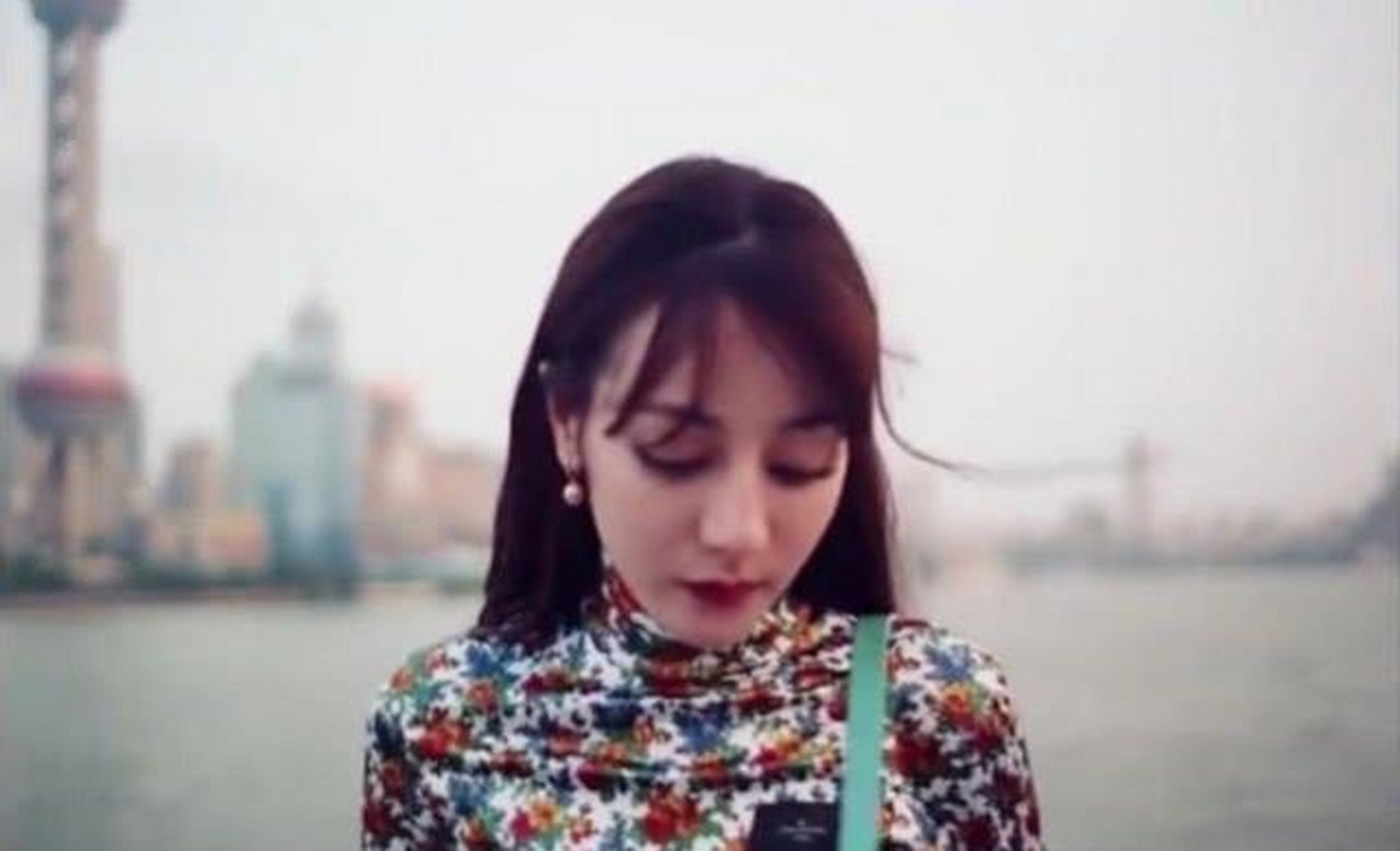 在迪丽热巴和奚梦瑶合作的这一组lv大片中,两人在其中的造型都十分亮