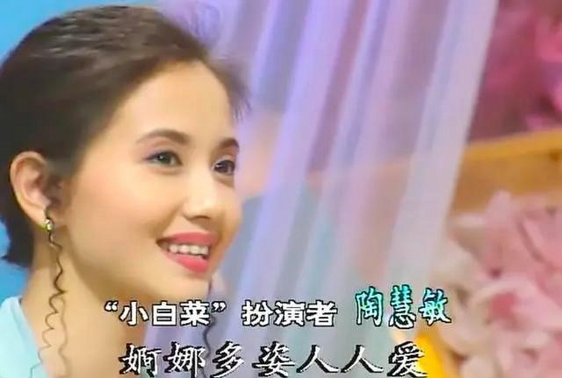 经好友介绍,她相识相恋了舞蹈老师王设忠,这也是周迅的恩师,两人相恋
