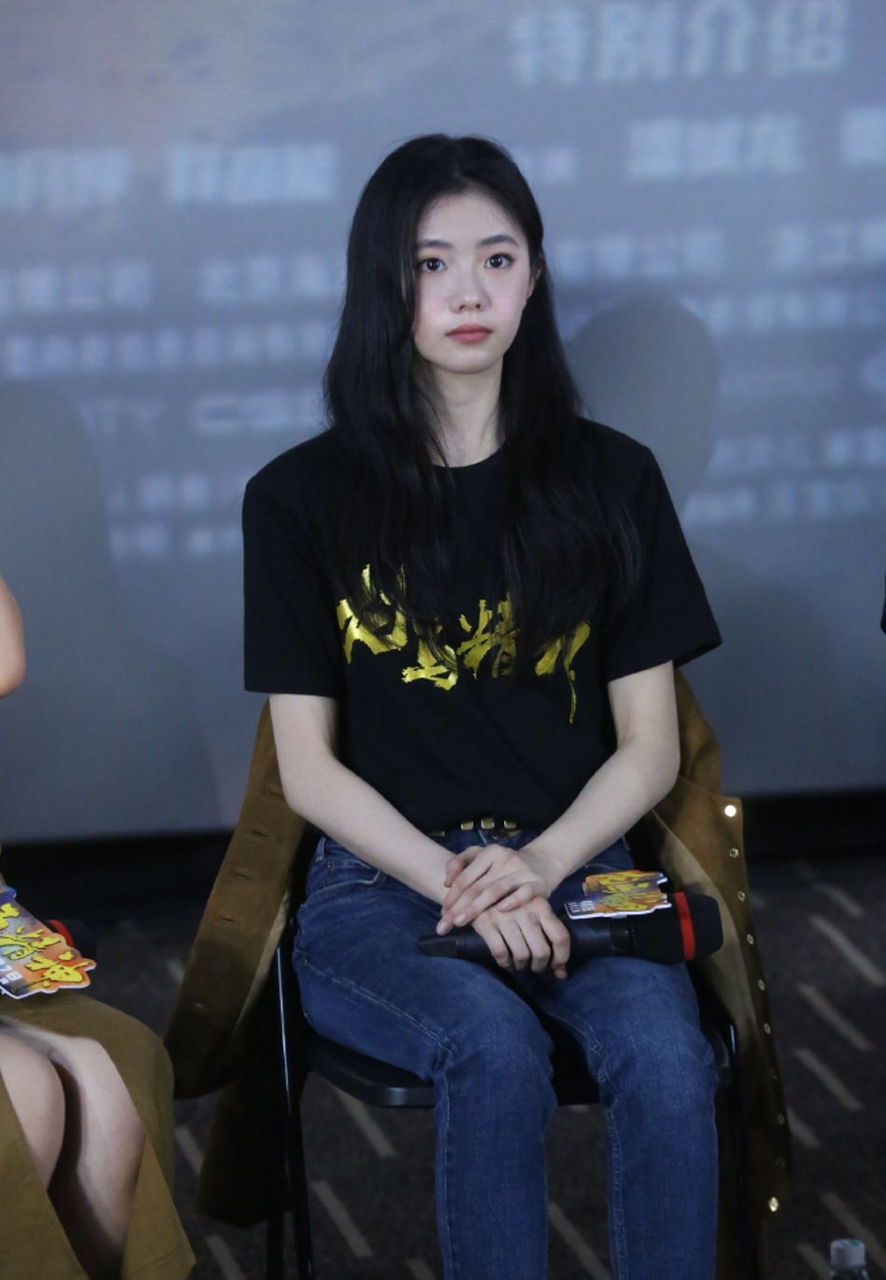 在电影龙马精神首映礼上,刘浩存哽咽落泪感谢成龙大哥,自己也被电影的