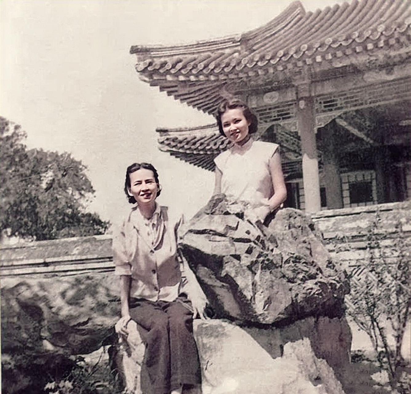 1947年,颐和园中,林徽因与她18岁的女儿梁再冰合影,拍摄的镜头中