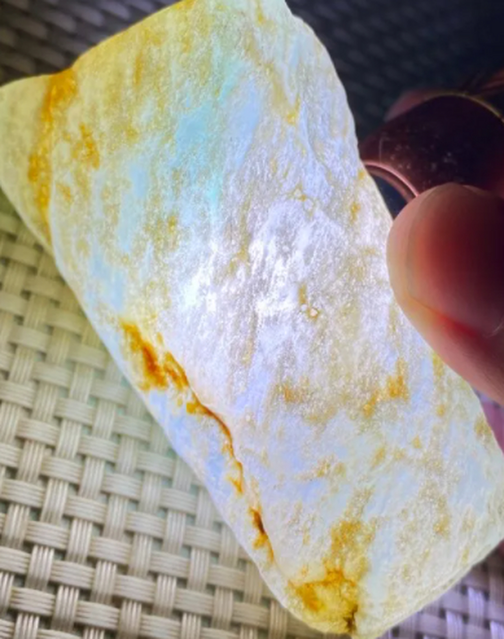 点击头像看直播##翡翠原石#  大马坎玻璃种,205克,整个脱沙,寒光四身