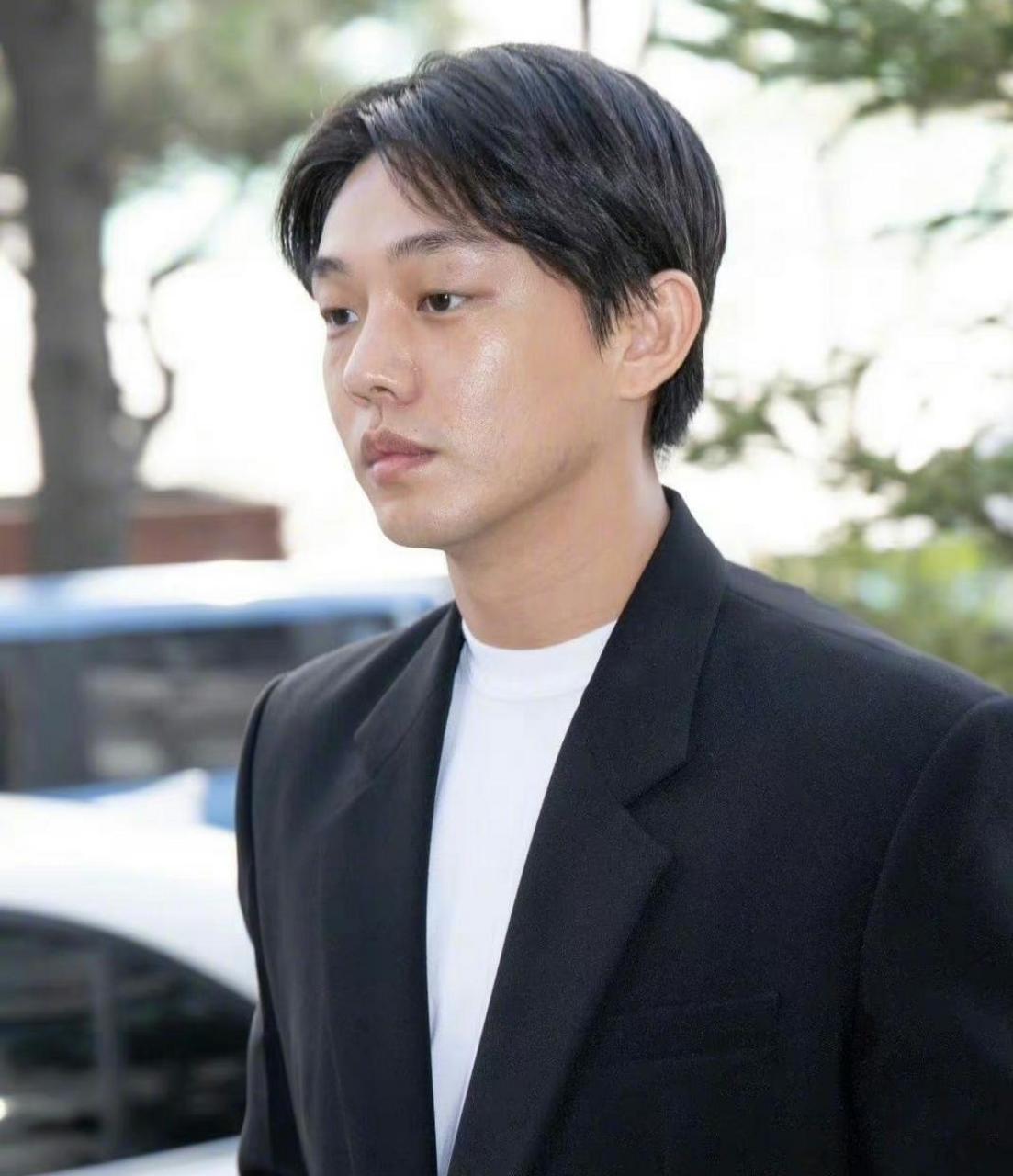 刘亚仁再次出现在观众面前,头发长了,脸也圆了,就连眼神也变了