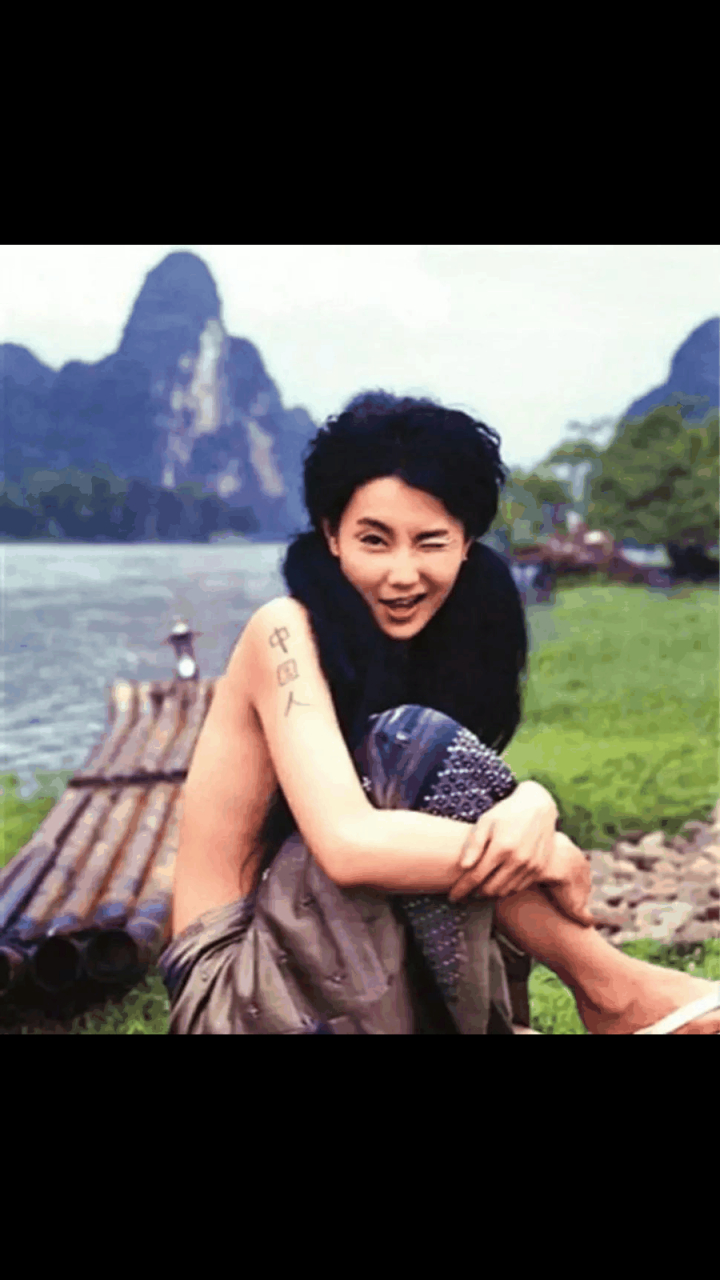 gif创作人# 2004年,张曼玉在广西桂林拍的一张照片.