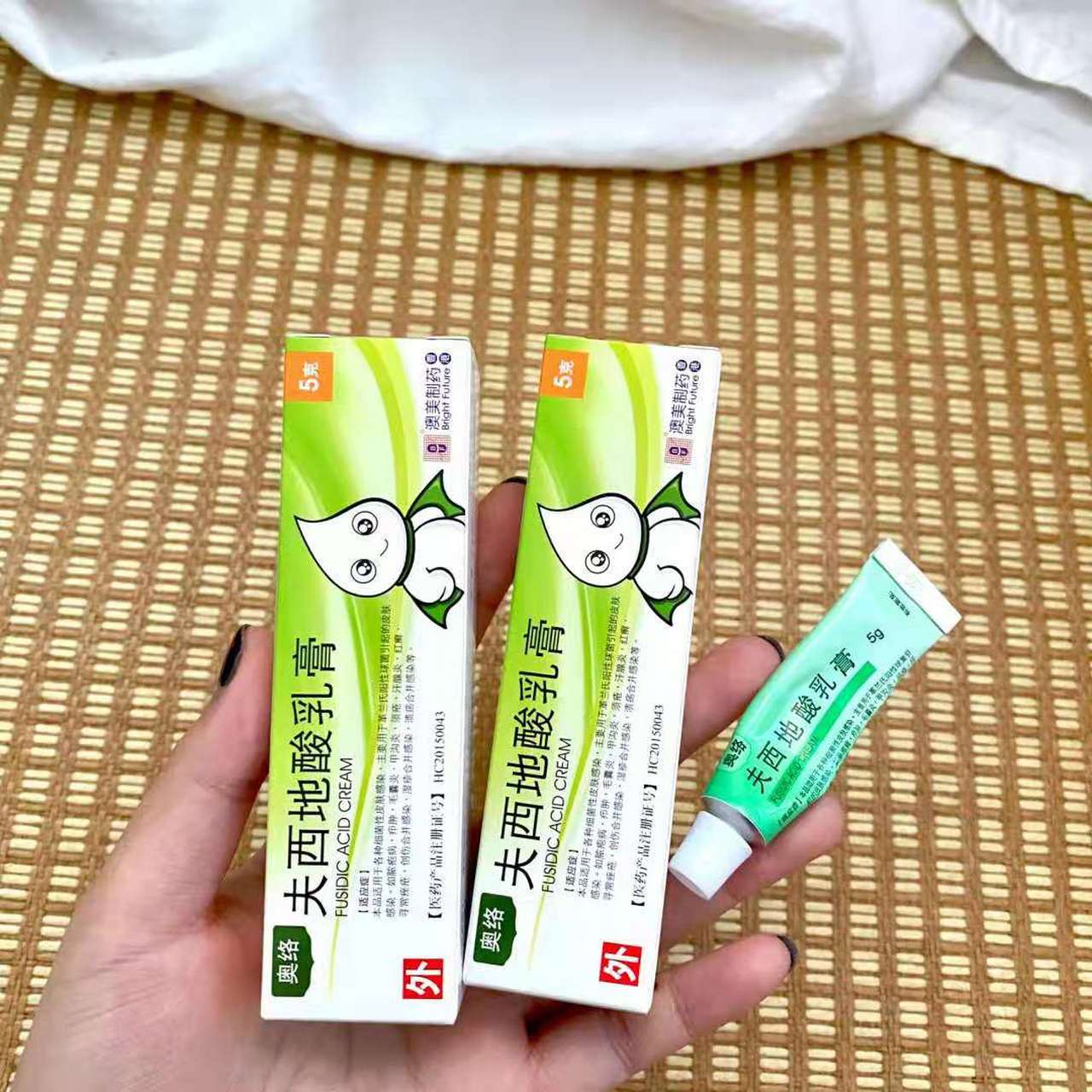 克痤隐酮凝胶: 去黑头/闭口(45$/6g)挤 出来是黄黄的, 我觉得有很大一