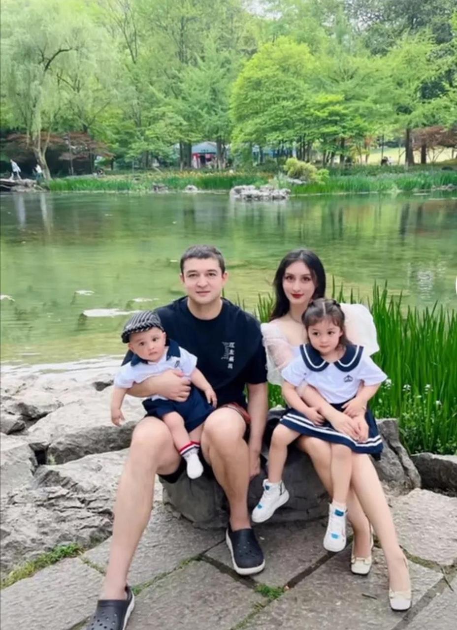 西热力江妻子晒一家四口合照,发表感慨!一家四口,幸福满满!