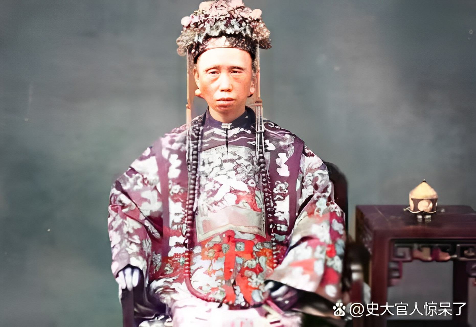 照片中这位年迈女子是清朝时期的两广总督,二品诰命夫人,她头戴金冠