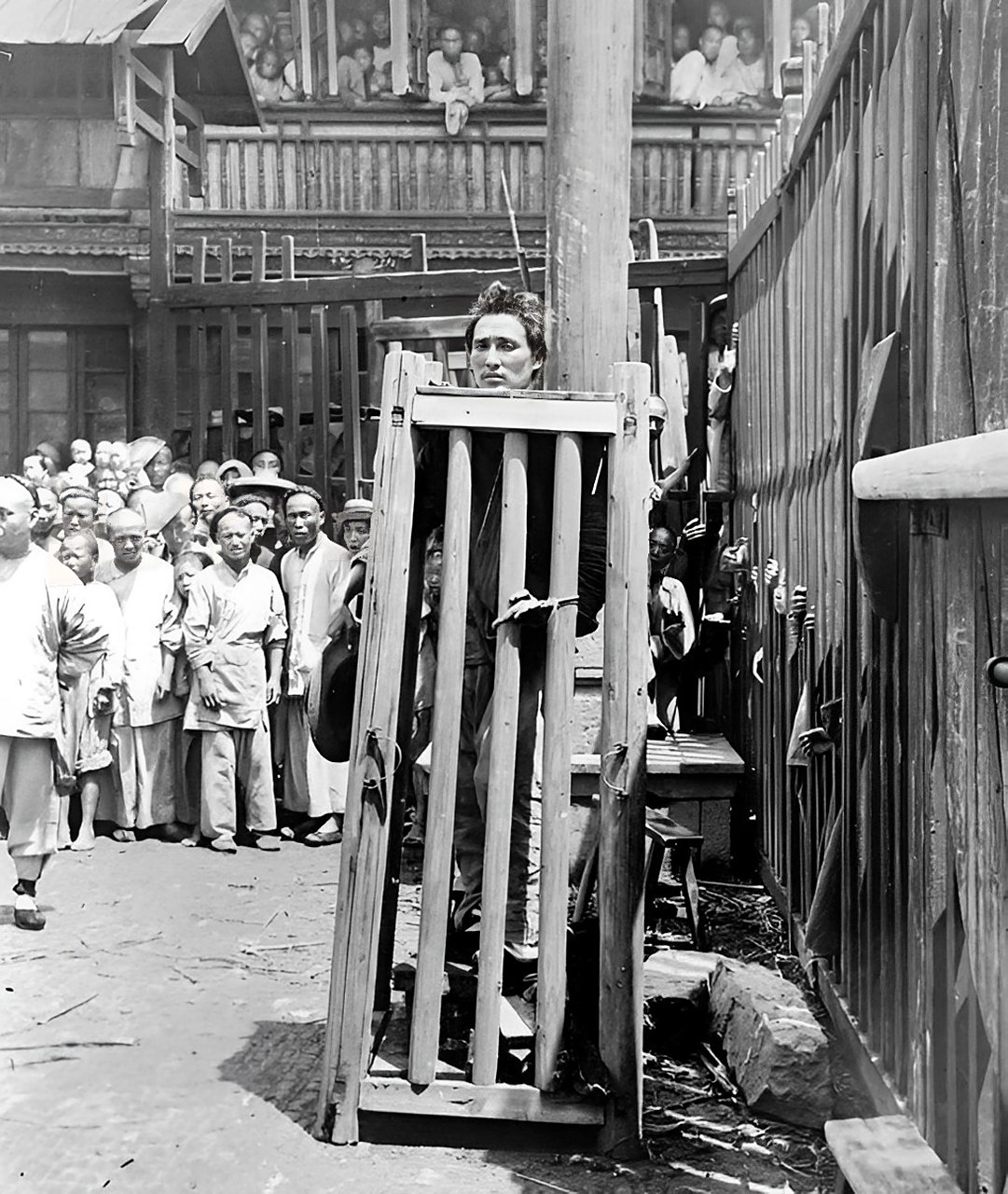 他此时被囚禁的地方叫站笼,也叫枷,犯人的脖子 囚犯们