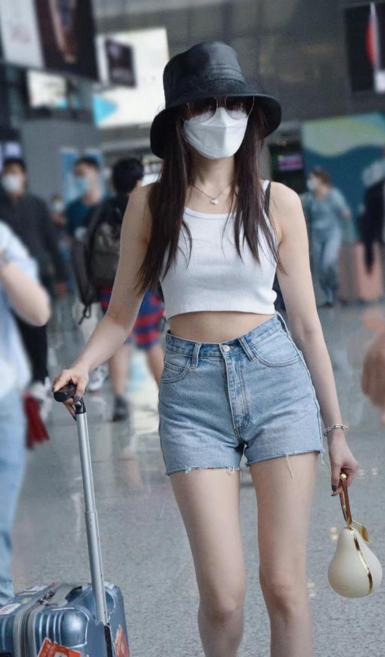 张天爱热裤美腿清凉街拍图片.