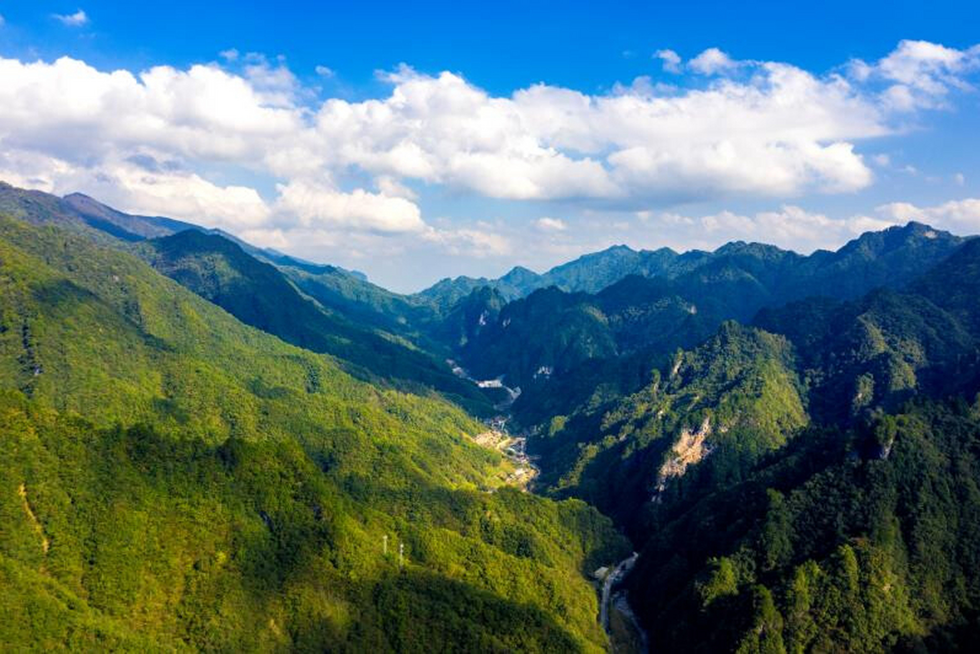 重庆亢谷,天然氧吧的避暑胜地  亢谷:位于重庆城口县东安镇兴田村,是