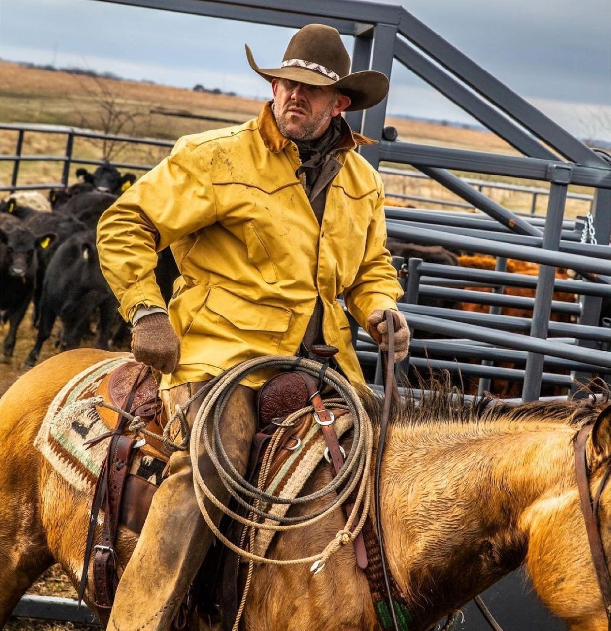 如果你看过美剧《黄石》,一定会对黄石牛仔的着装印象深刻,剧中除了