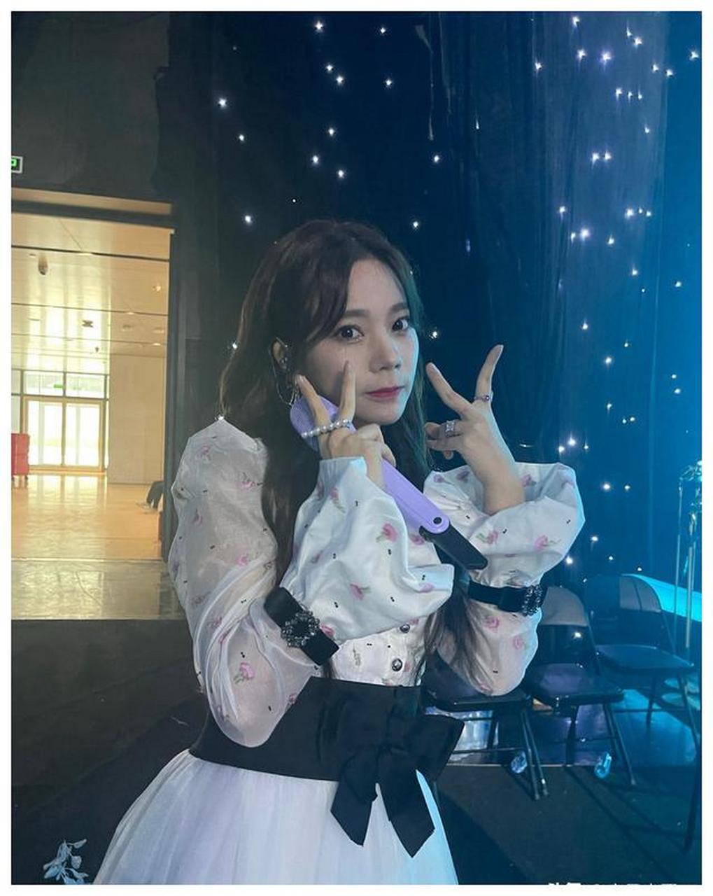 张紫宁白色蓬松裙优雅写真