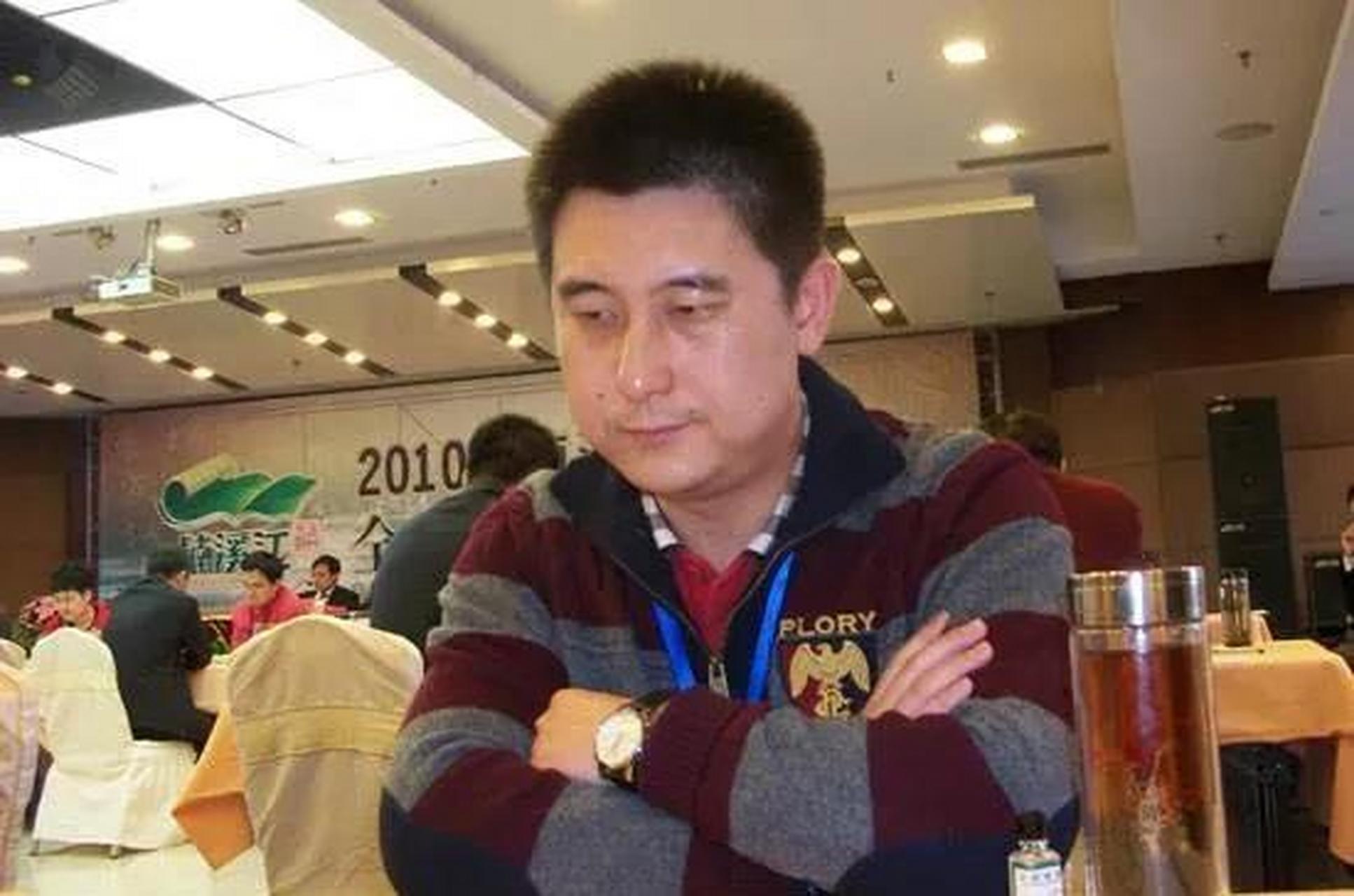 一个棋迷问张强"你的特级大师称号是怎么买来的?"张强看到后