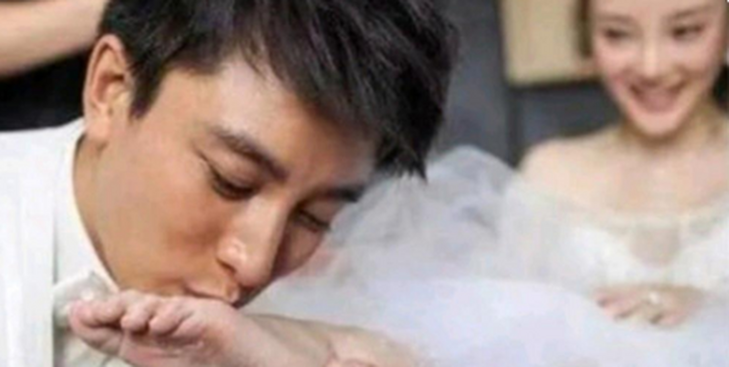 上一个亲脚的还是贾乃亮