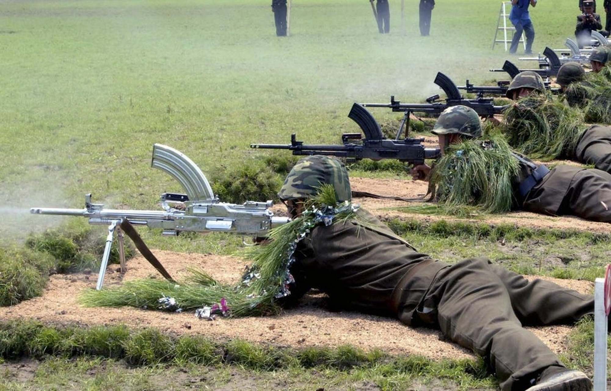 银光闪闪亮瞎人眼的朝鲜人民军73式轻机枪  73式轻机枪是朝鲜人民军