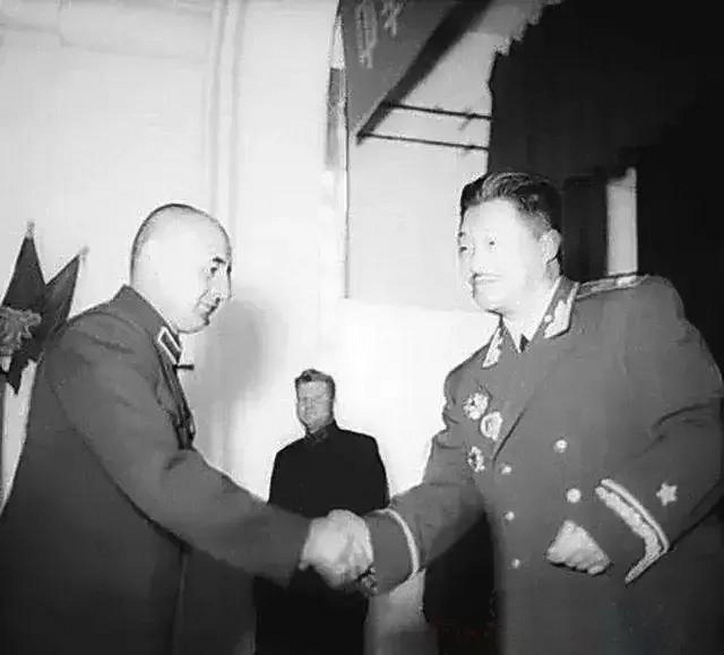 1955年,授衔仪式结束后,贺龙元帅与赛福鼎·艾则孜中将握手 赛福鼎是