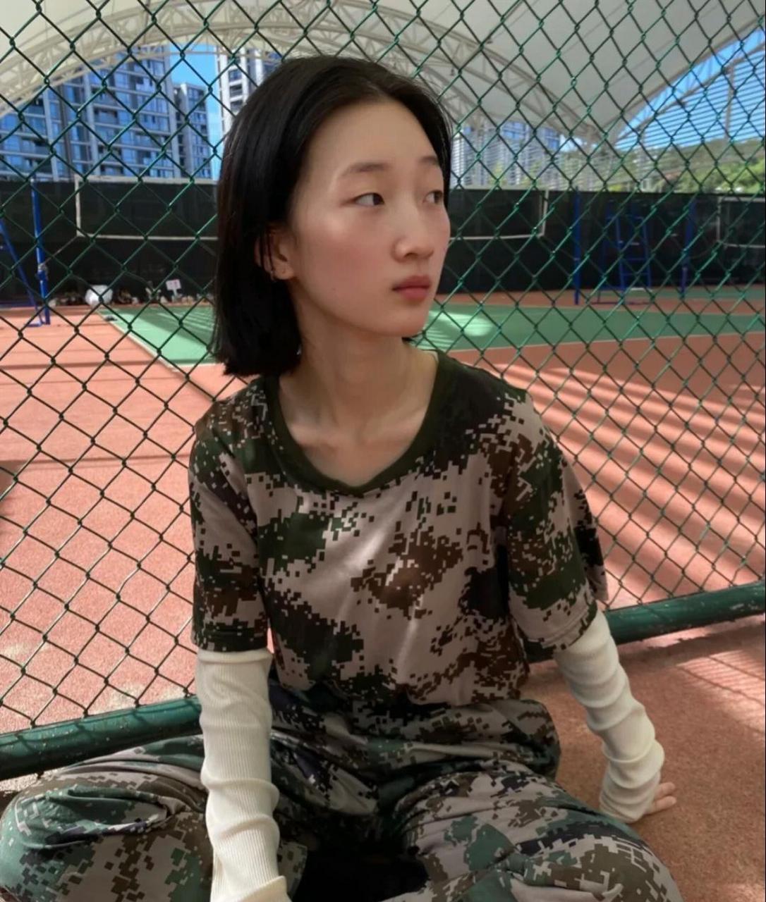 网友:周冬雨军训照,你一定没有见过,这应该是初中的时候.