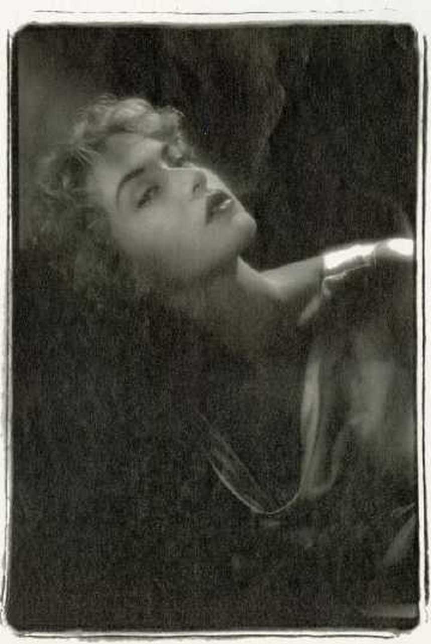 泰坦尼克号rose床头的照片#在泰坦尼克结尾,老rose床头有些老照片