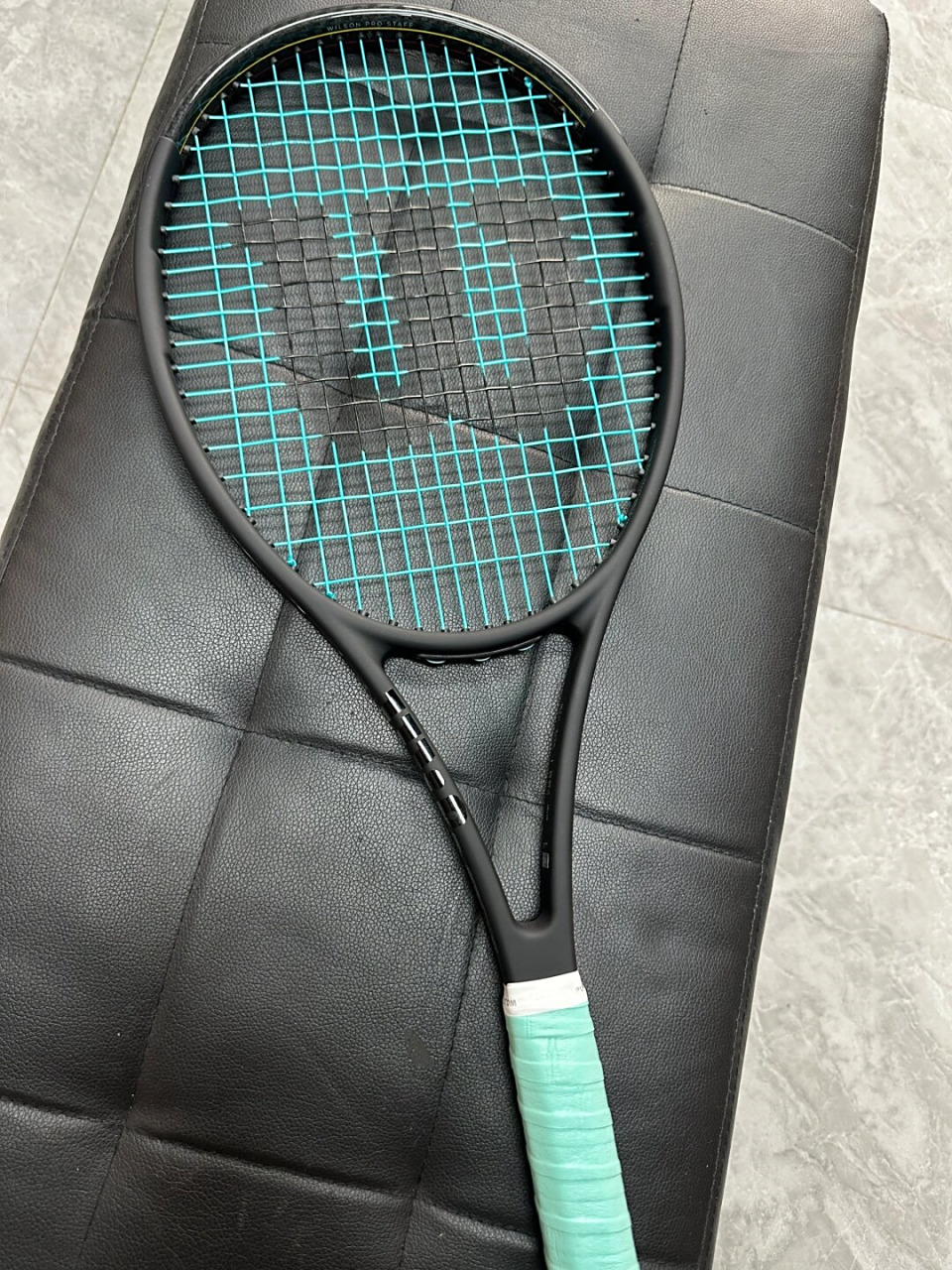 wilson费德勒小黑拍290g是一款轻盈而坚固的网球拍,专为费德勒的设计