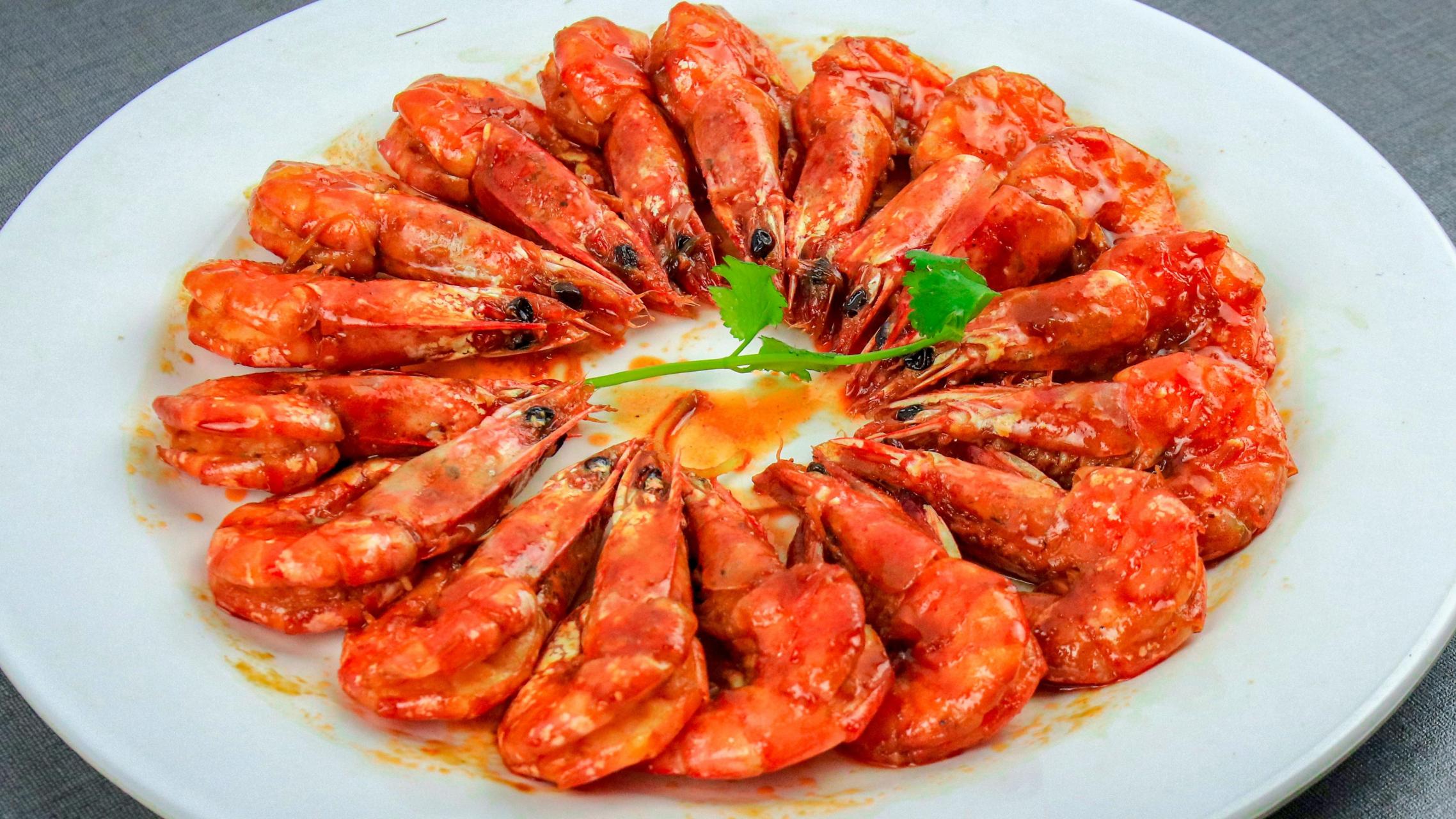 一人说一个行业内幕#油焖虾 1,大虾500克,剪去虾须,虾枪,虾腿,这些