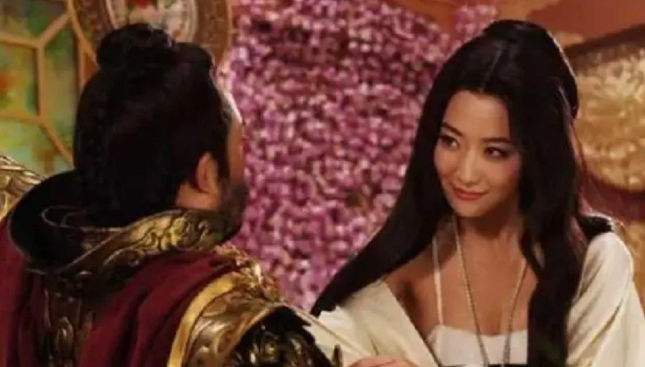 499年,南齐皇帝萧宝卷,正把宠妃潘玉儿的脚抱在怀中,用牙齿轻咬.