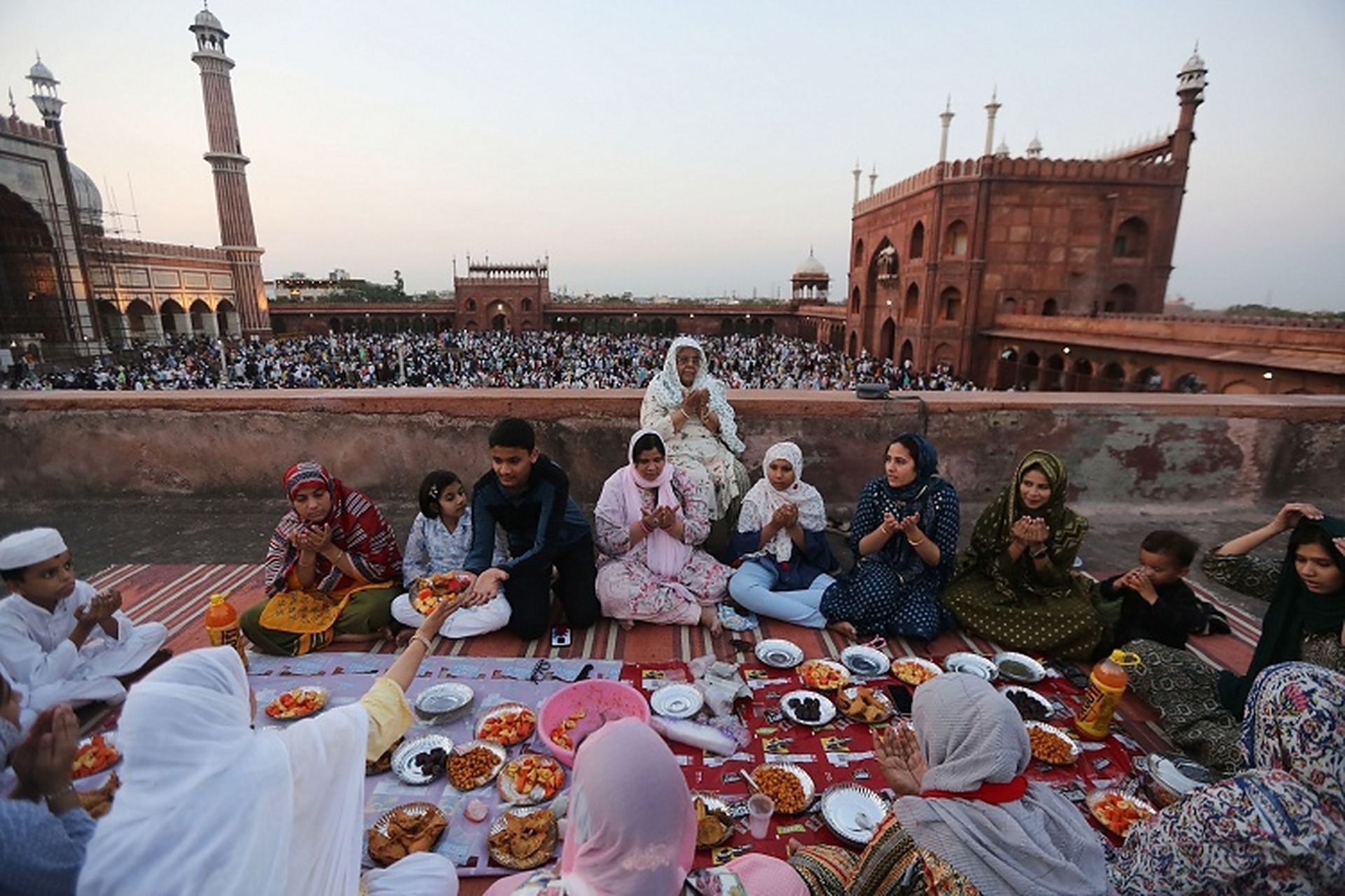 印度穆斯林庆祝斋月  印度穆斯林在贾玛清真寺享用开斋饭,印控