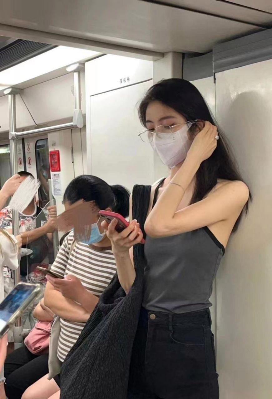 广州地铁三号线女子,被人恶搞的性质太坏了!