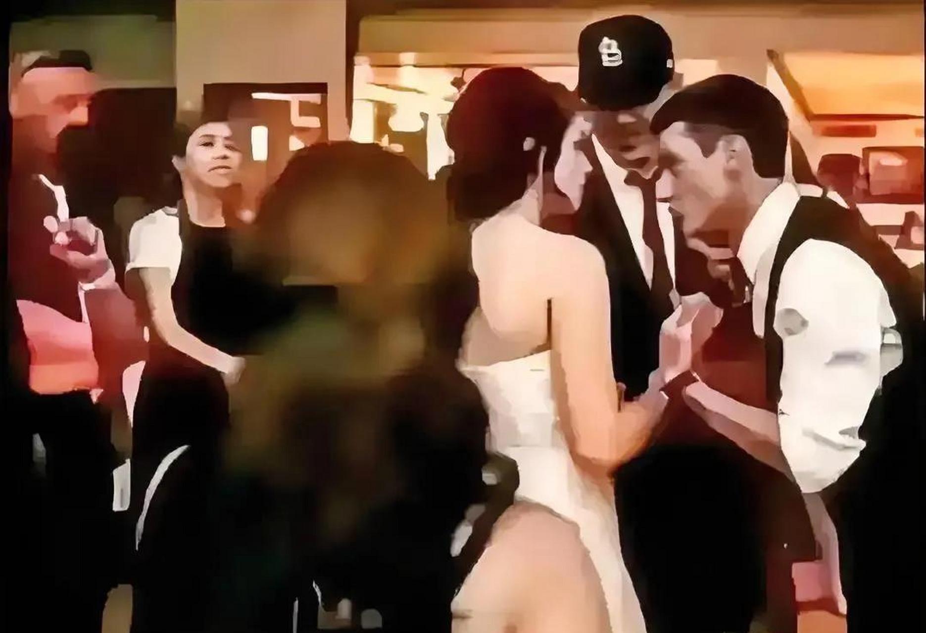摄影师真高明,他误导我们了,光天化日女人露屁股了,有伤风化,但我仔细