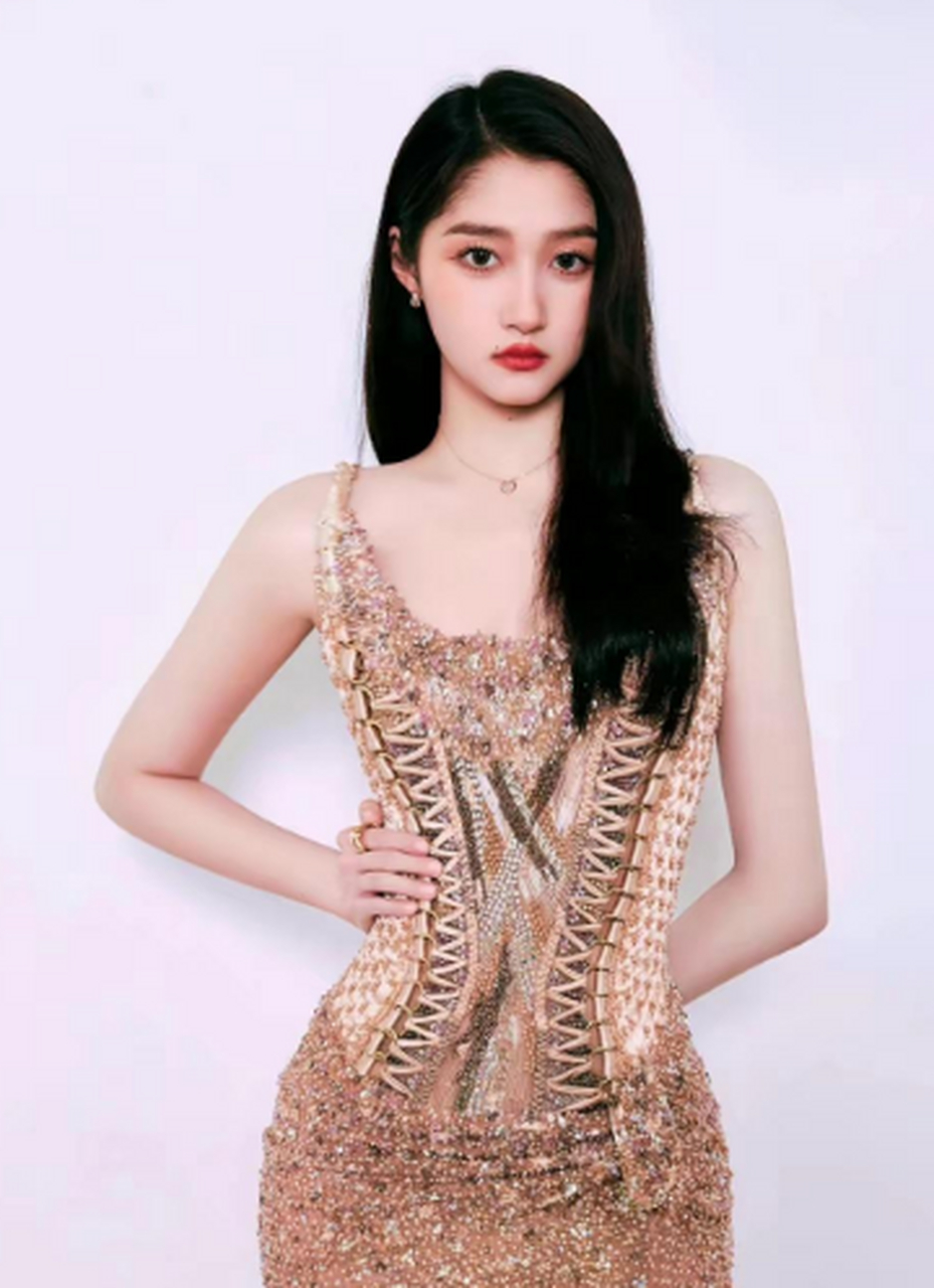 关晓彤不愧是黄金比例!一身香槟色开叉长裙性感撩人,大长腿更吸睛.