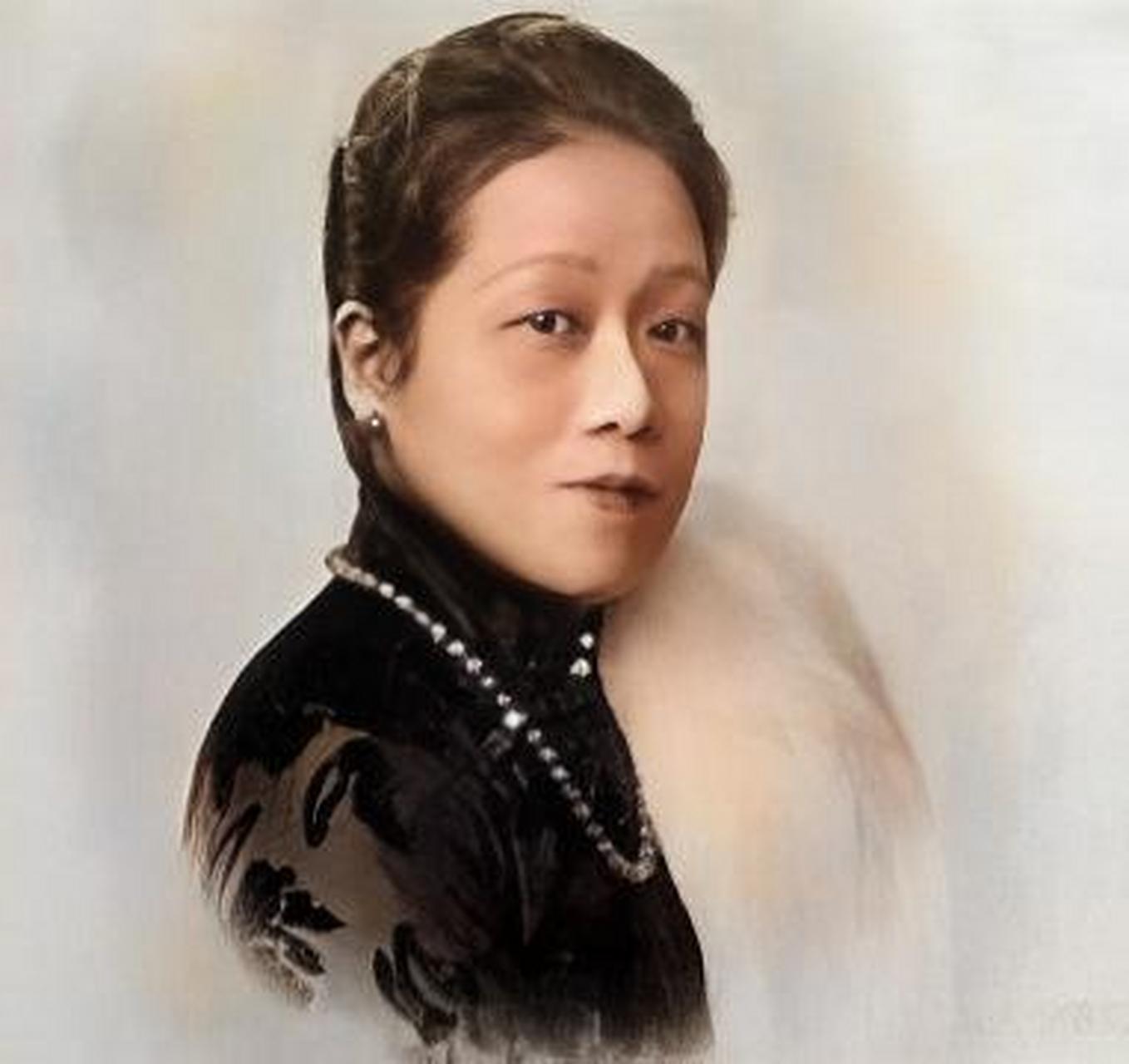 孔令侃和白兰花在1939年结婚,这场婚姻引起了孔祥熙的强烈不满.