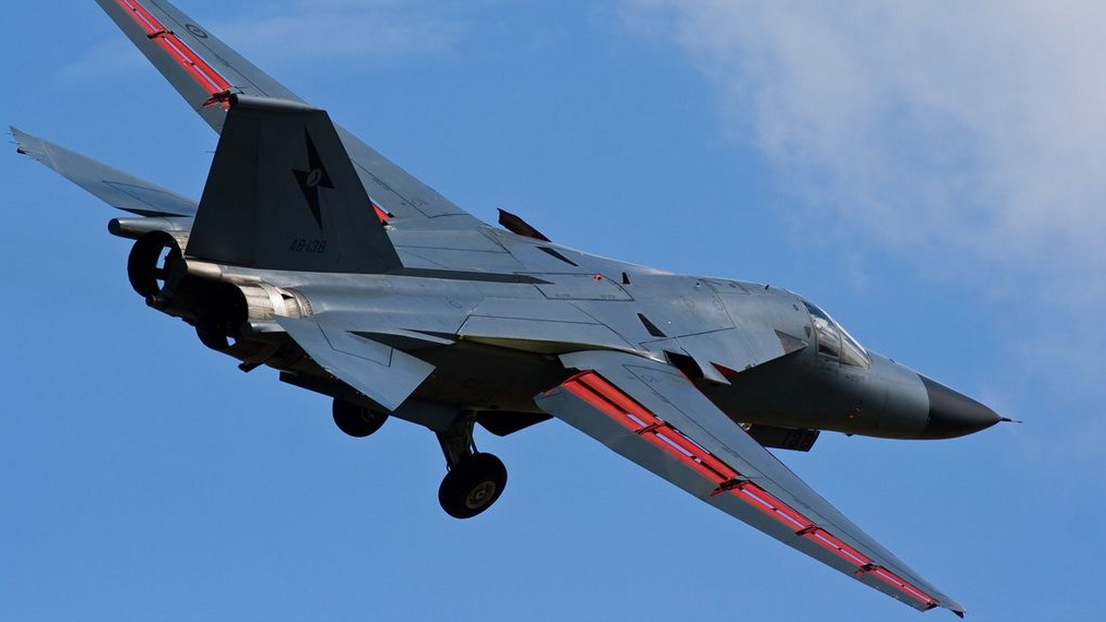 澳大利亚皇家空军曾经装备的f-111战斗轰炸机,这样的飞机当年的技术