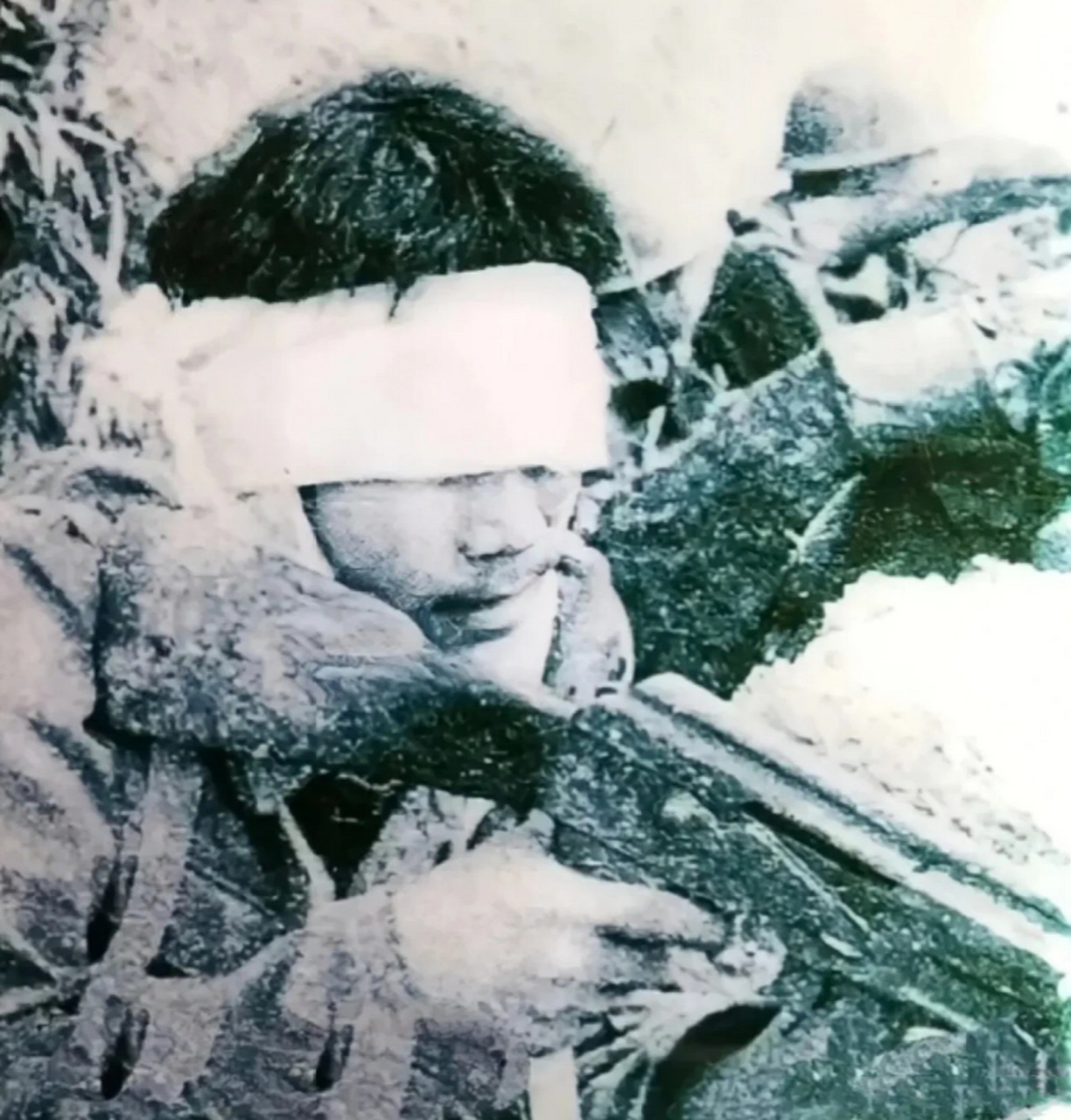 1980年代,老山前线,一位头部受伤,依然在前线坚持战斗的战士