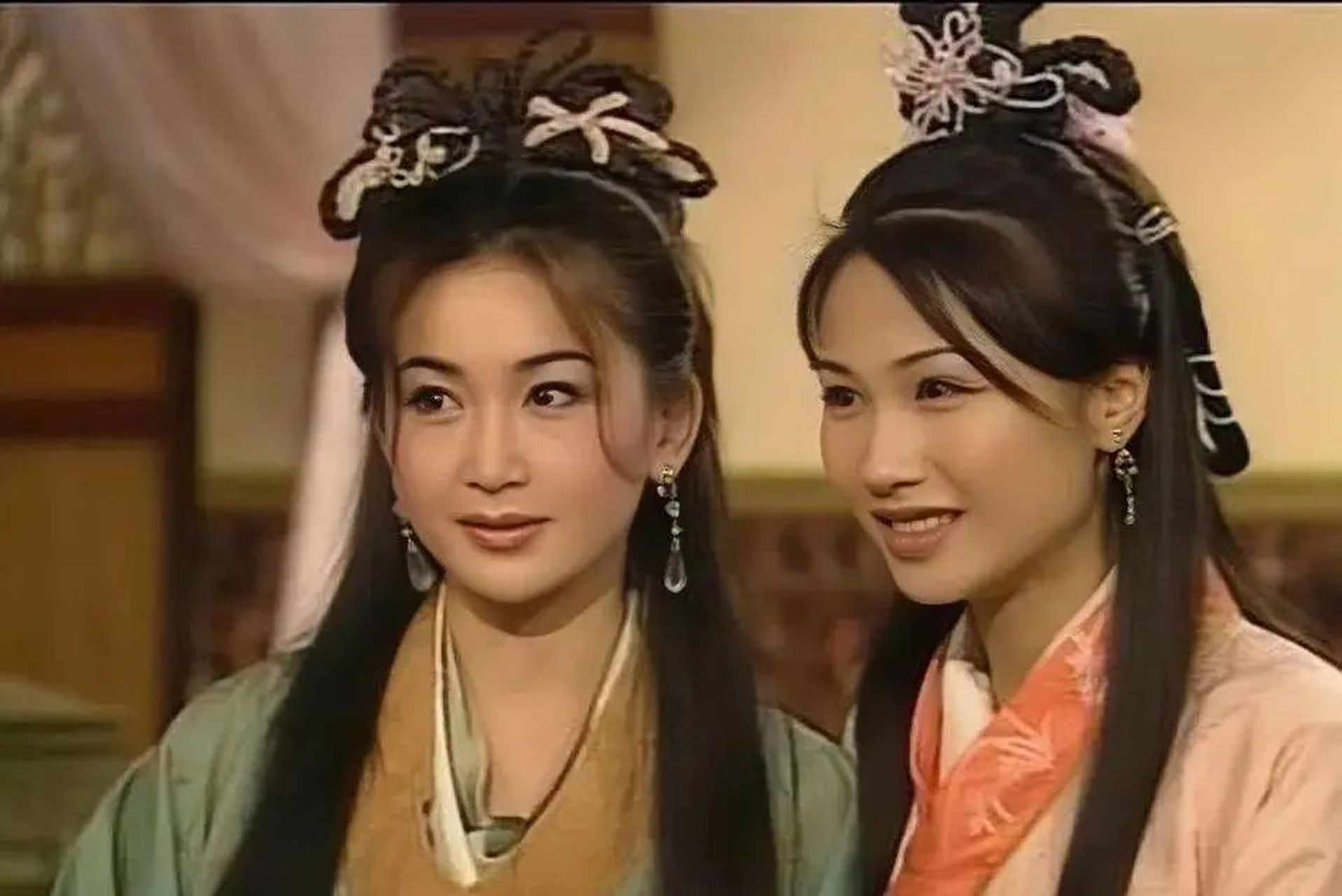 "叫不上名"的香港女配之袁彩云  袁彩云从小家境殷实,在德国留学的她