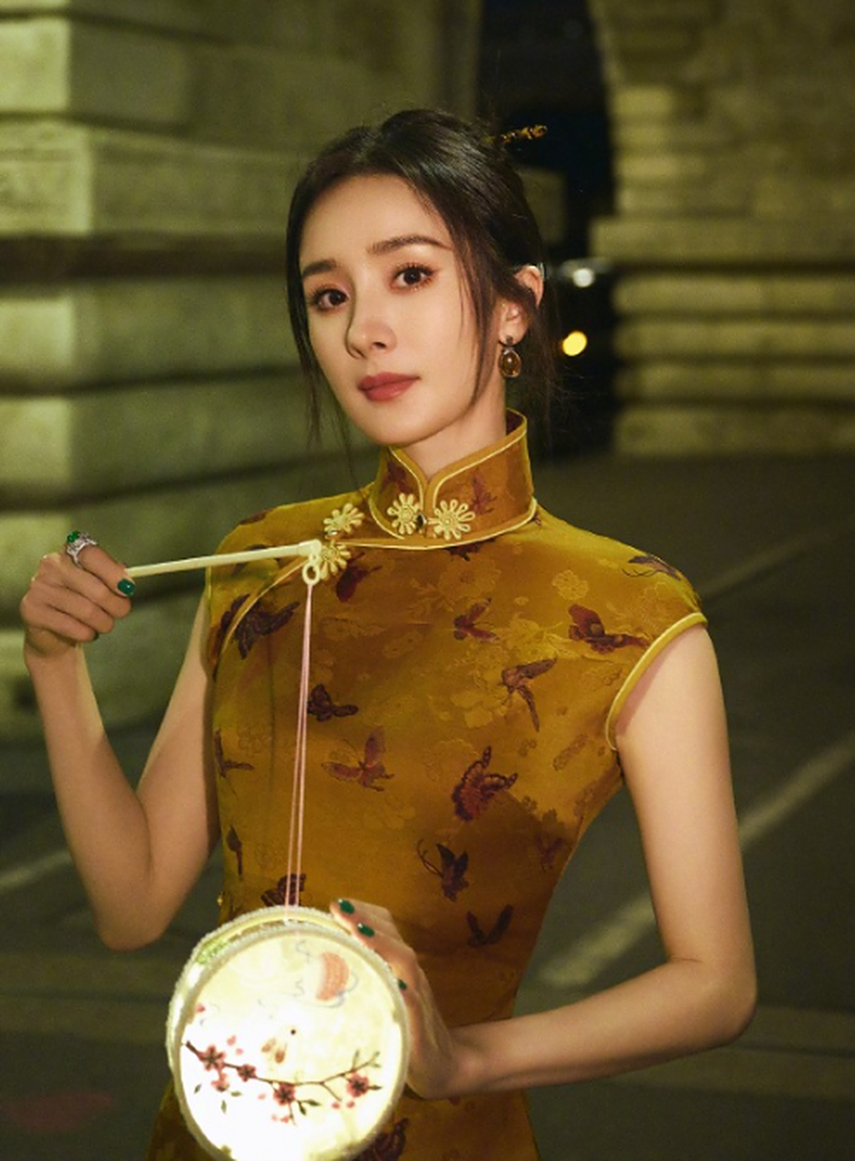 杨幂中秋造型精致有型,谁看谁不迷糊呢 #杨幂央视秋晚舞台绝美#