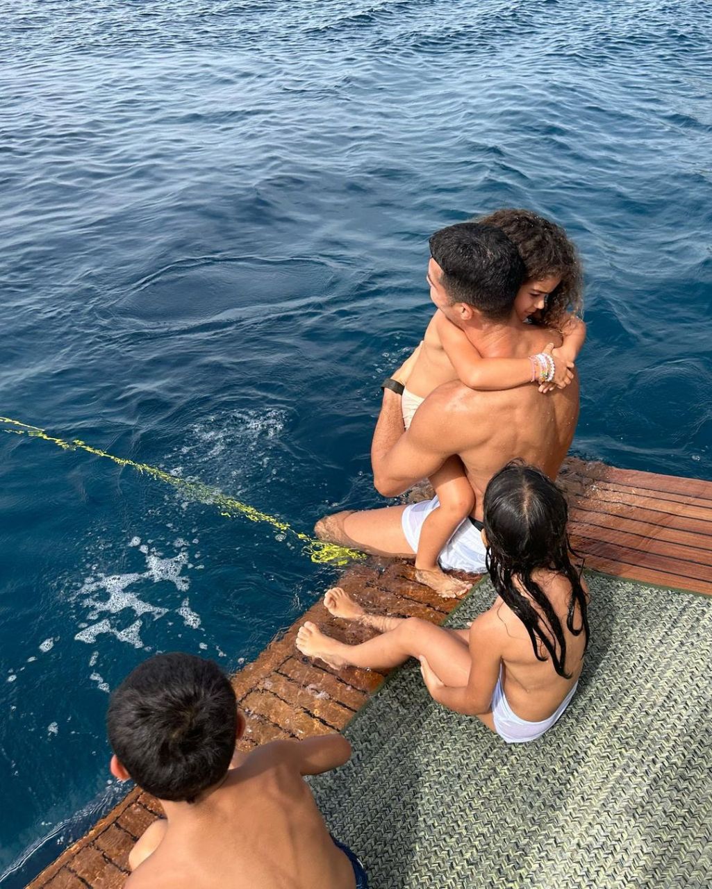 幸福美满7515休假期c罗一家与好友出门游玩#足球