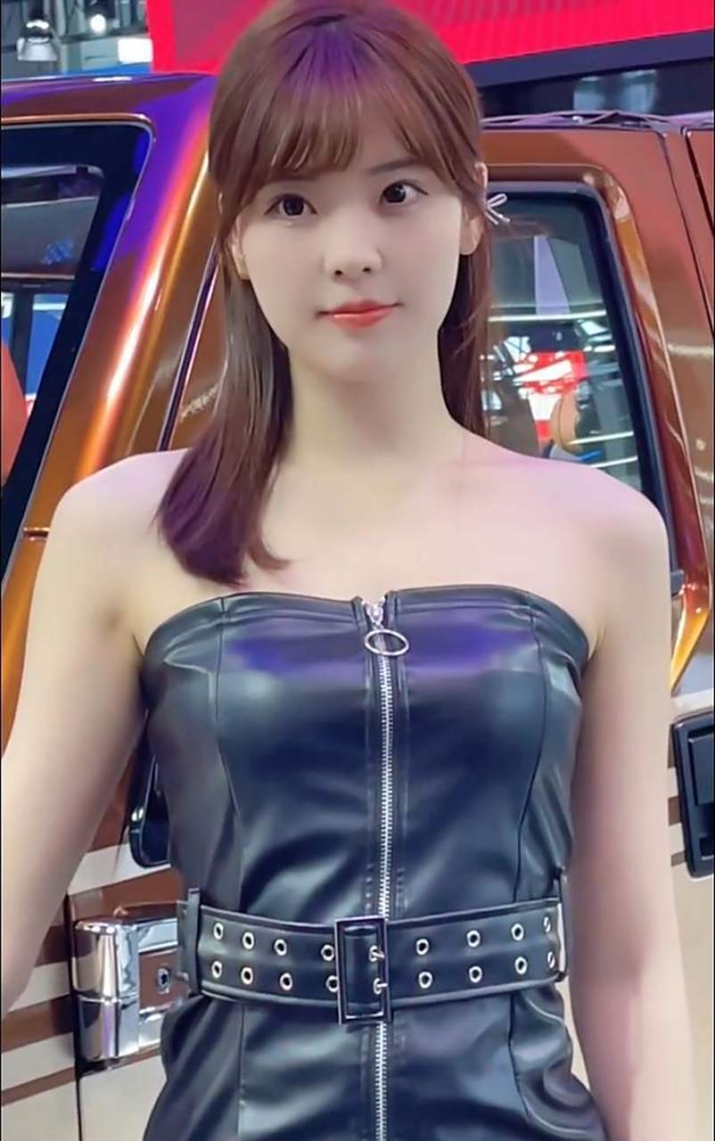 美女车模春晓,白皙的皮肤,娇美的面容,窈窕的身姿,一个青春可爱的女孩