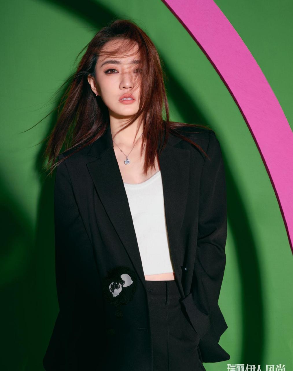 徐璐最新杂志大片释出 黑色西装短裤配上白色内搭,中性短靴演绎简约