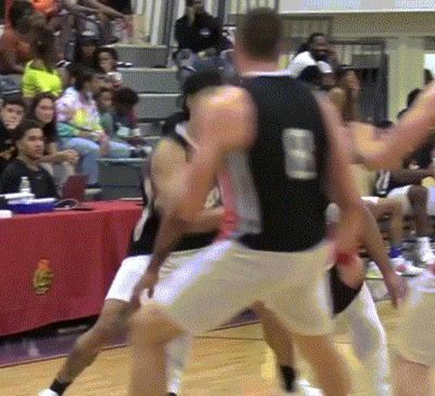 gif创作人# rj-汉普顿,19年李宁签他的,当时一度是状元热门,但后来他