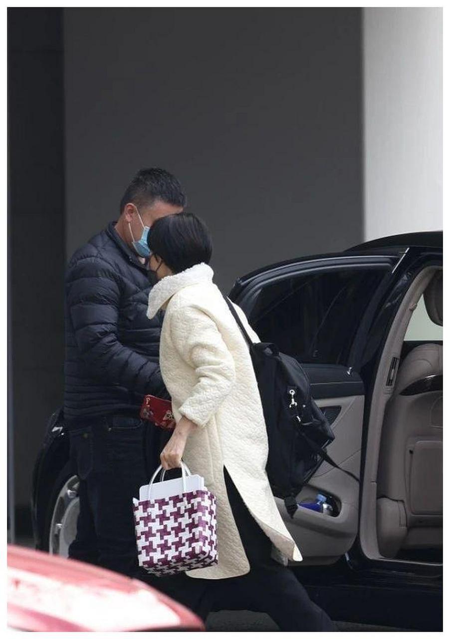 孙俪坐300万豪车开工,穿棉服赶飞机成阔太,穿简约装不低调