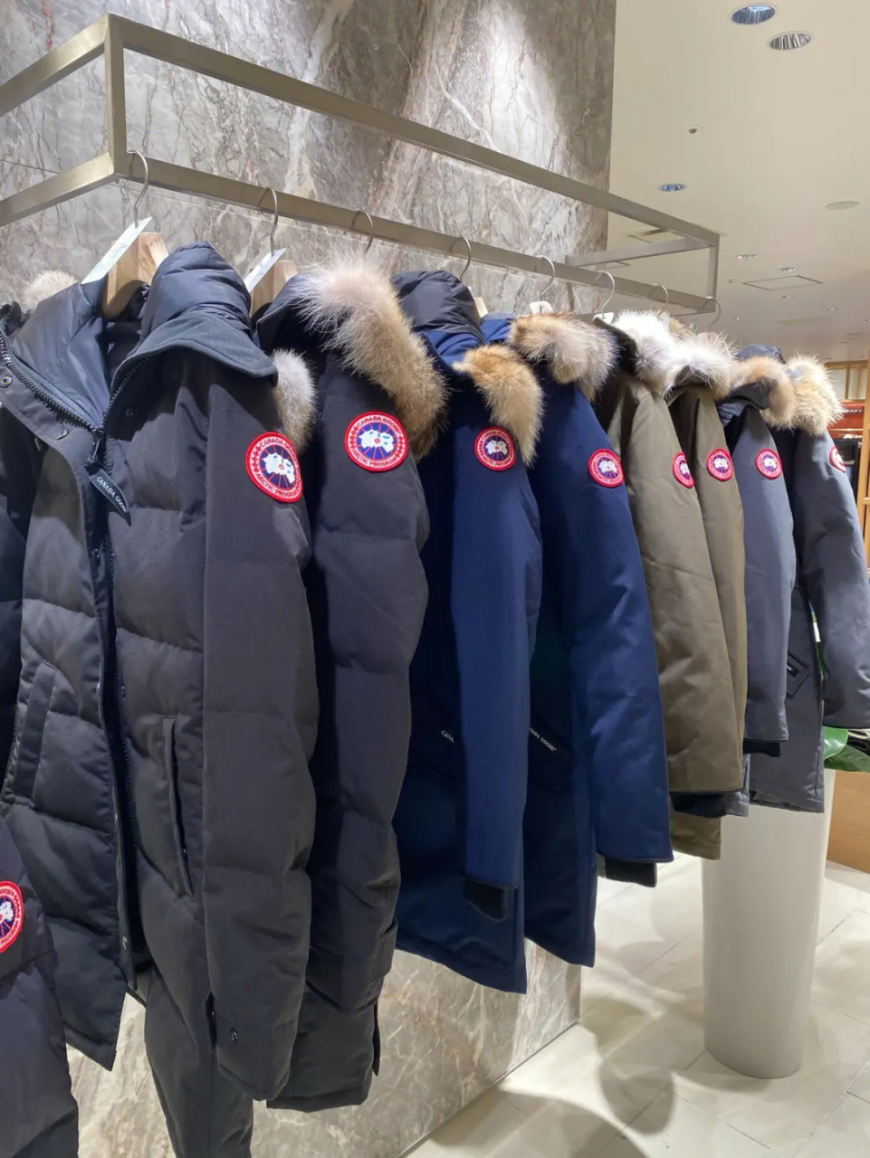 【加拿大鹅羽绒服打5折引争抢,排队进店时间长达4小时】 据界面新闻