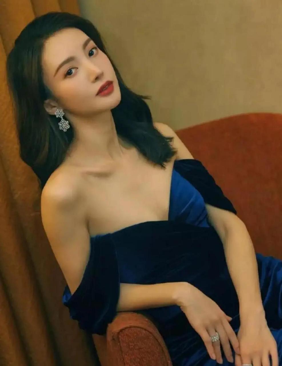 演员金晨的身材真的是太棒了,高挑迷人带一点小性感啊!太美了